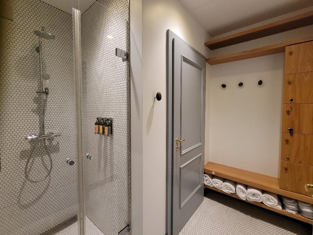 Reykjavik Konsulat Hotel Spa Showers