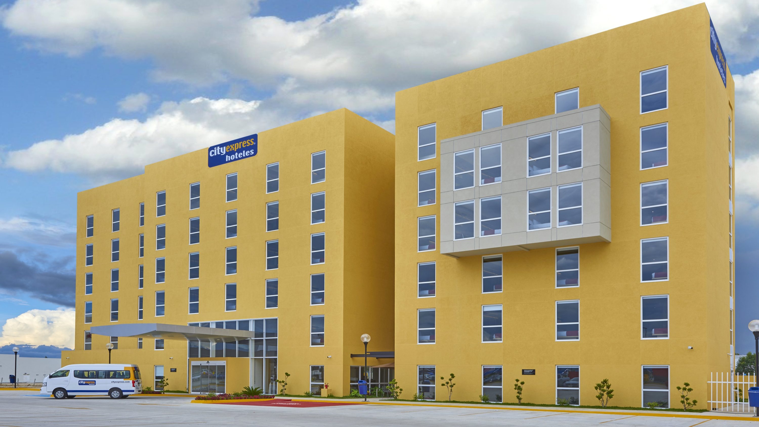 Exterior shot of the Fachada City Express Comitán hotel