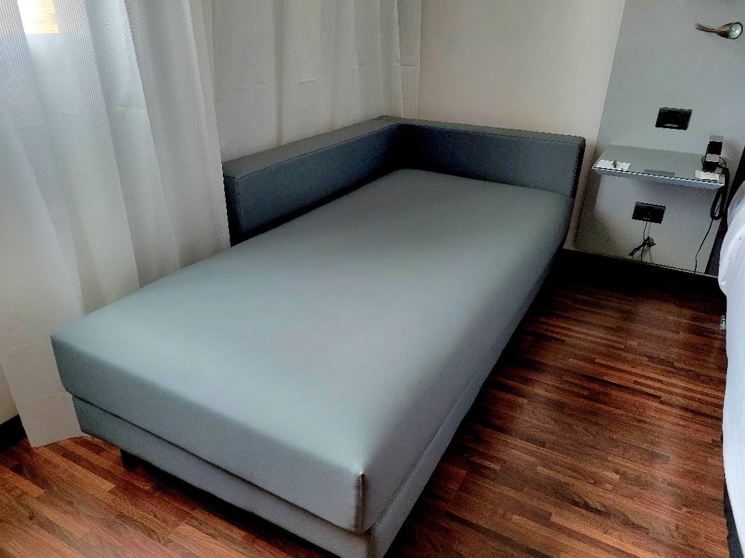 AC Hotel Alicante chaise lounge