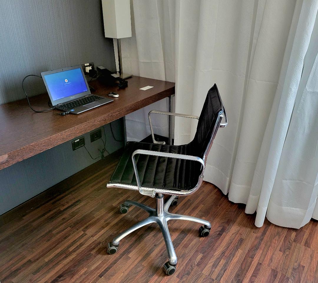 AC Hotel Alicante Work Area