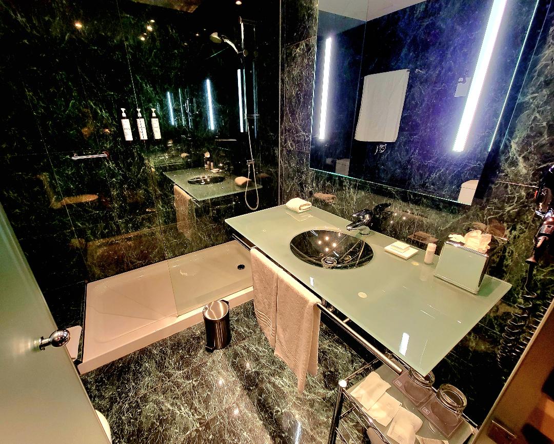 AC Hotel Palma Mallorca Bathroom