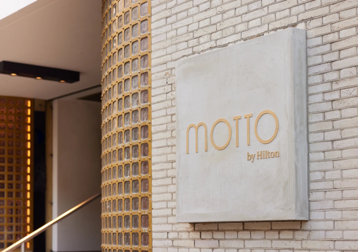 Motto by Hilton Rotterdam Blaak Exterior Sign