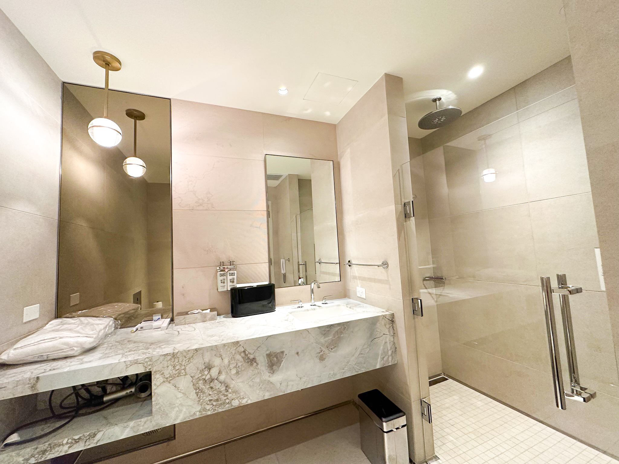 Chelsea Lounge JFK shower