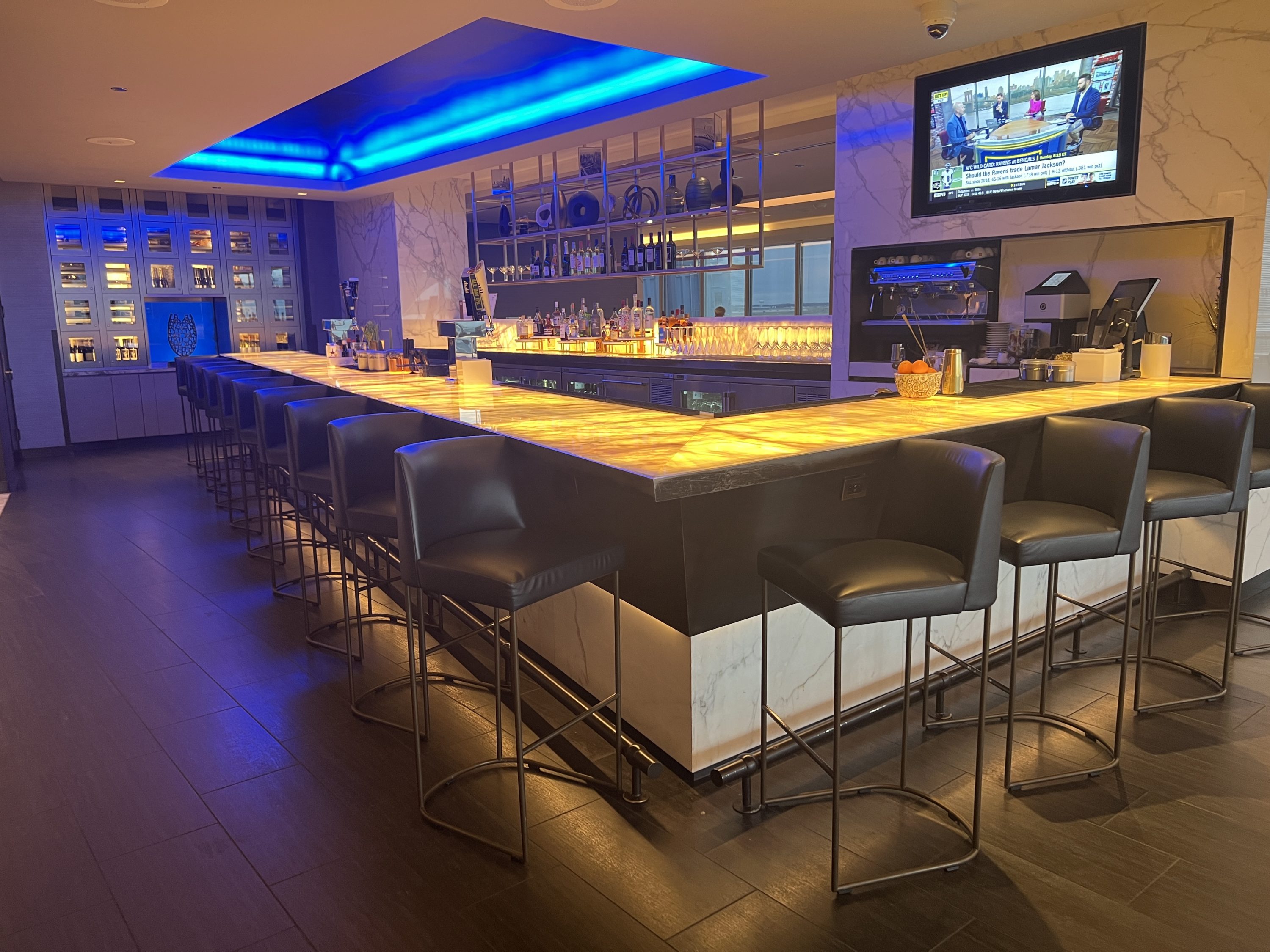United Polaris Lounge ORD bar