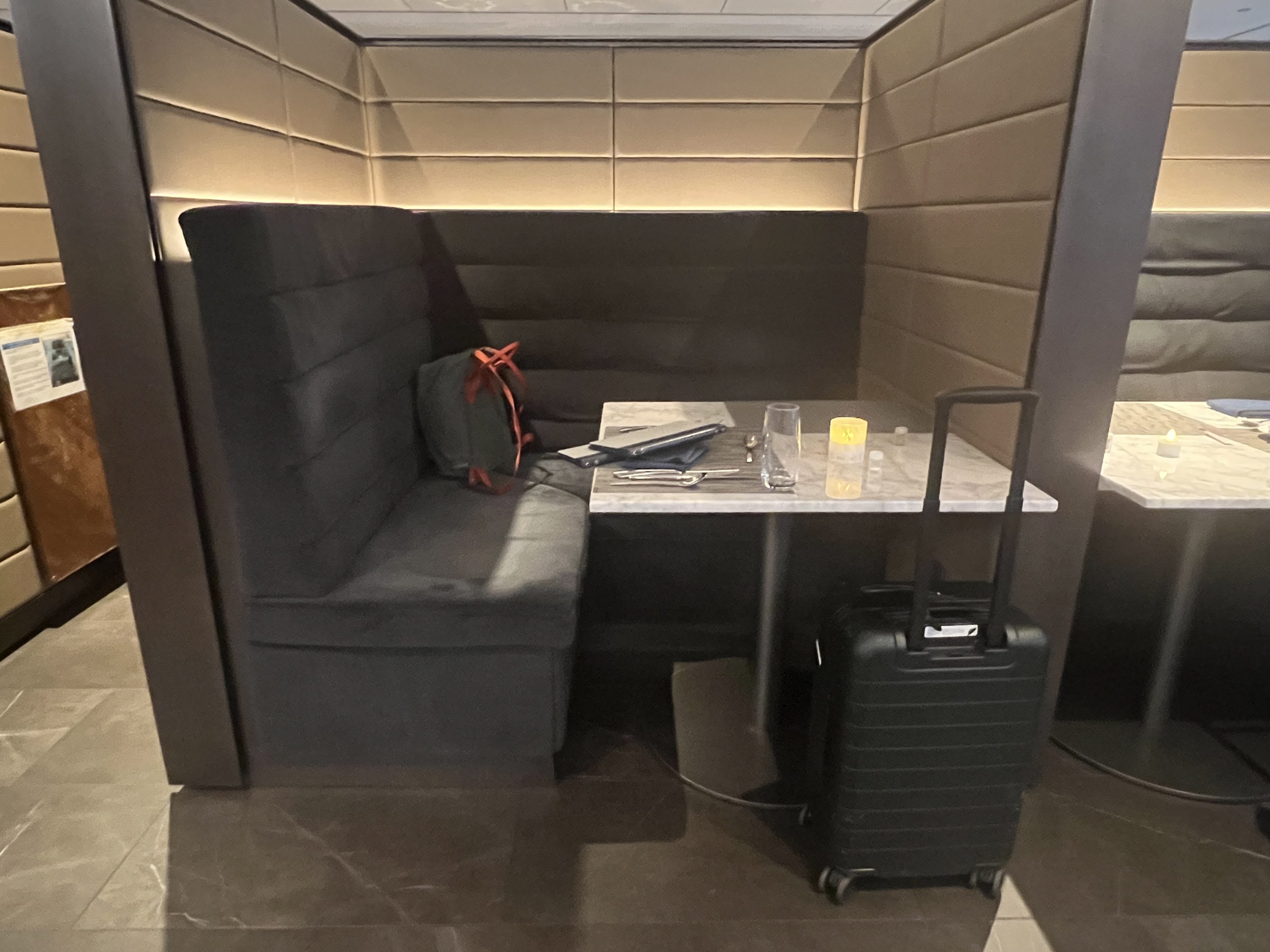 United Polaris Lounge Dining Room Seating