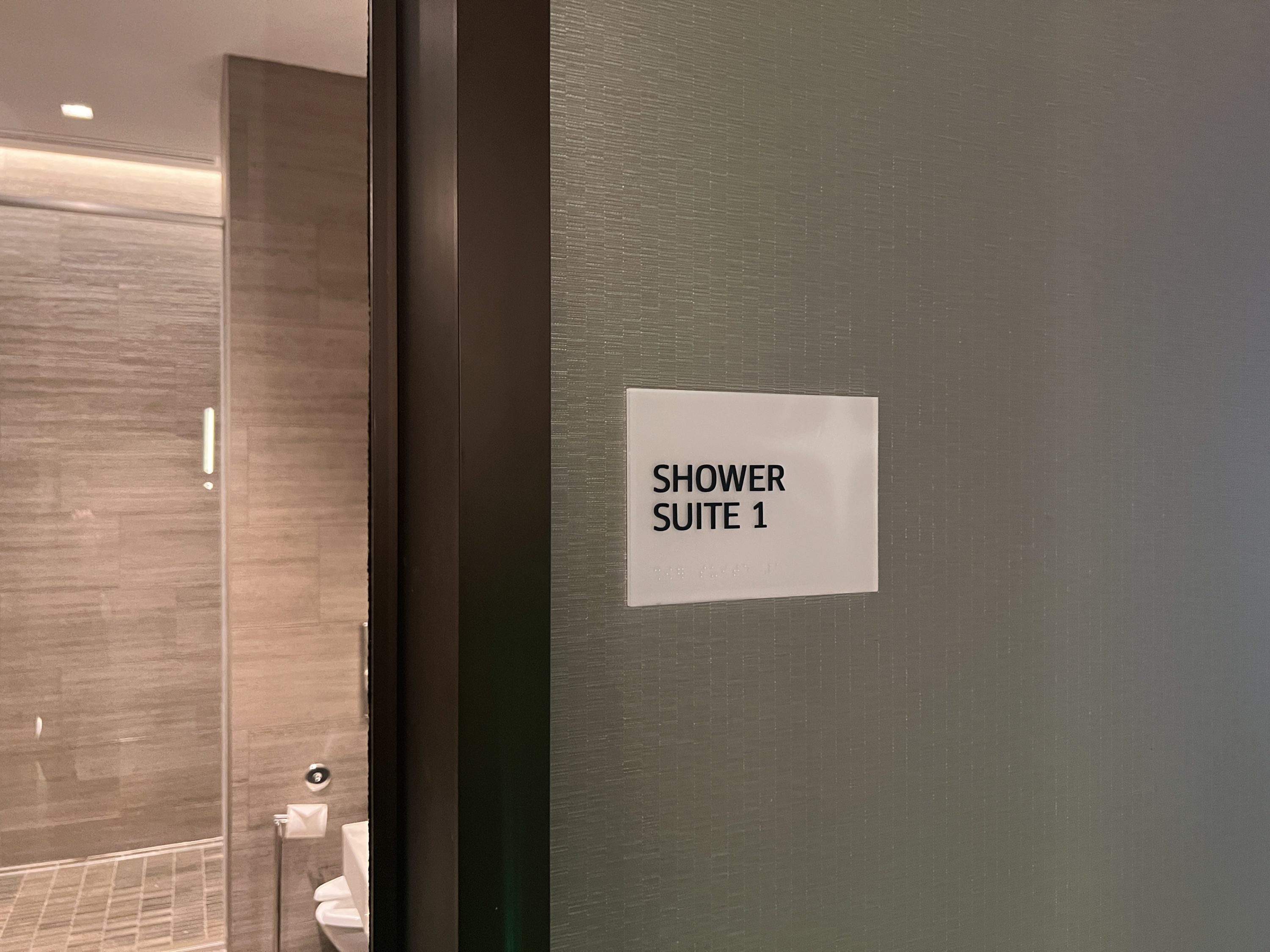 United Polaris Lounge Shower Suites