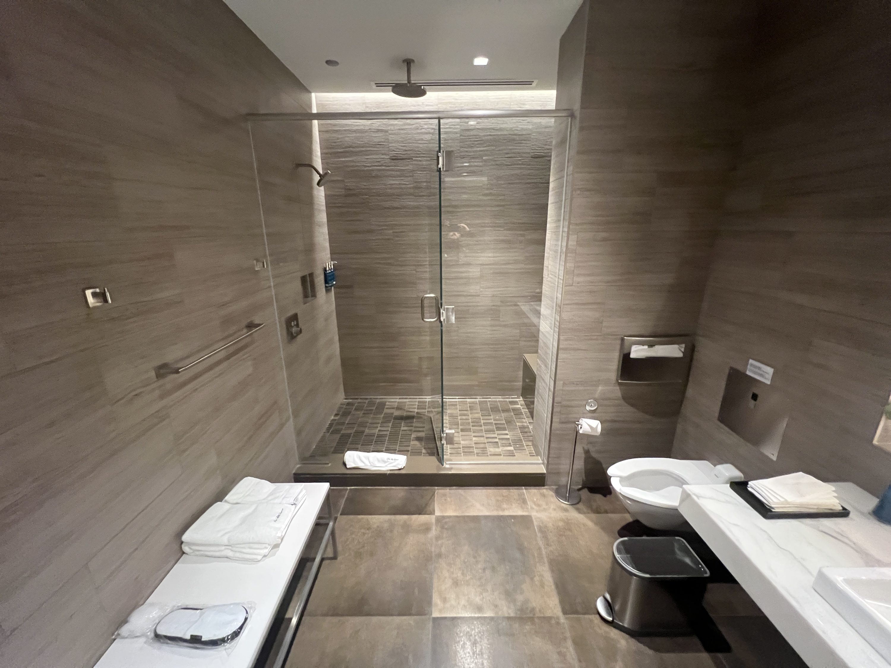 United Polaris Lounge ORD Shower Suites