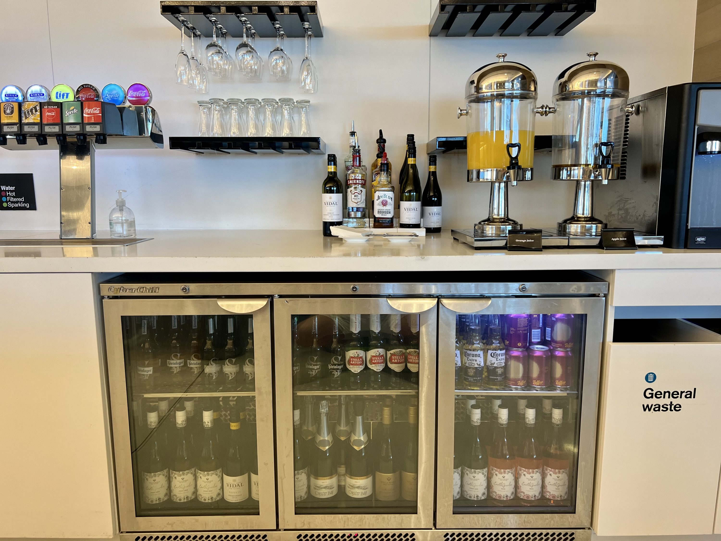 Air New Zealand Boeing 787 business class SYD lounge drinks fridge