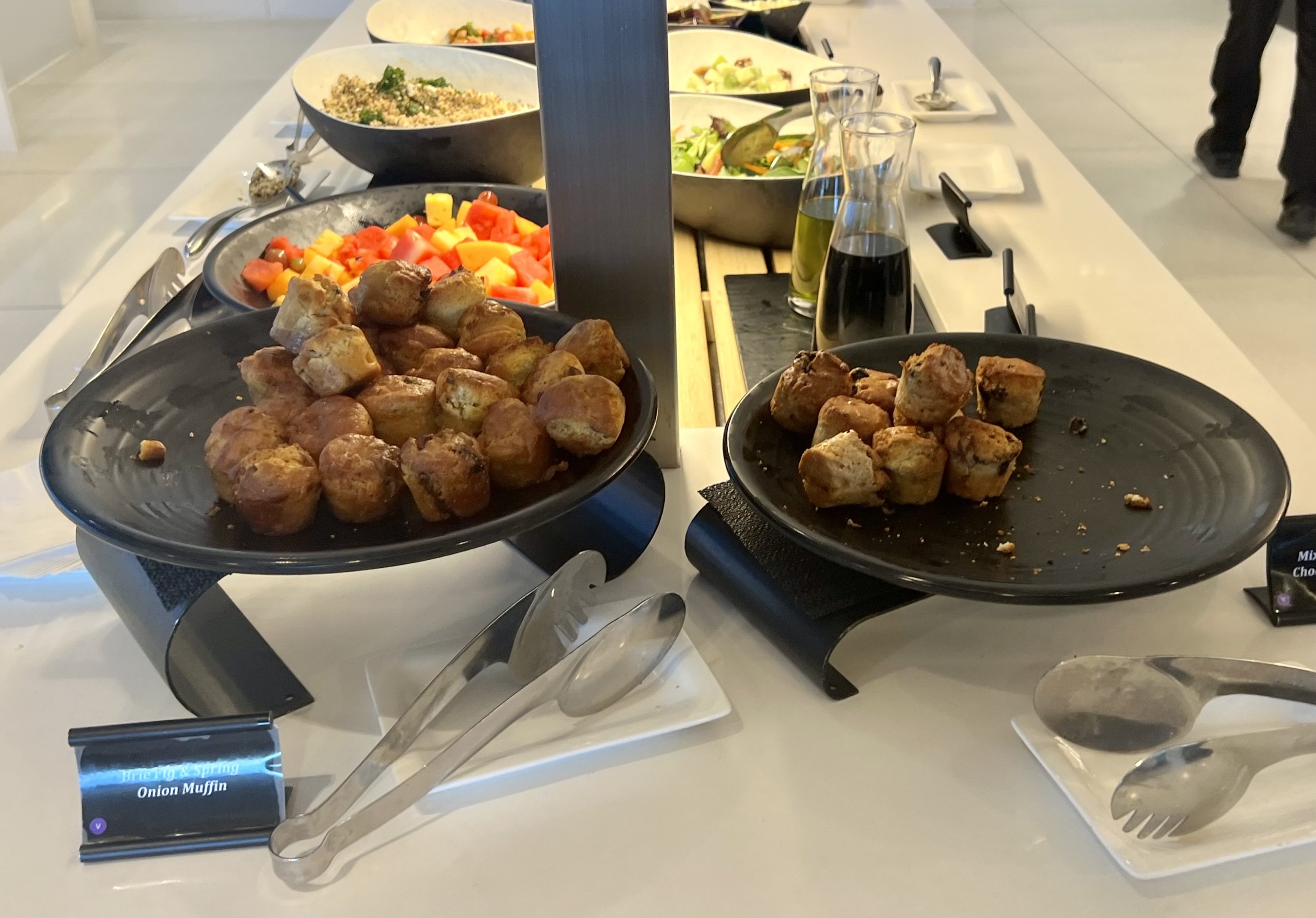 Air New Zealand Boeing 787 business class SYD lounge muffins