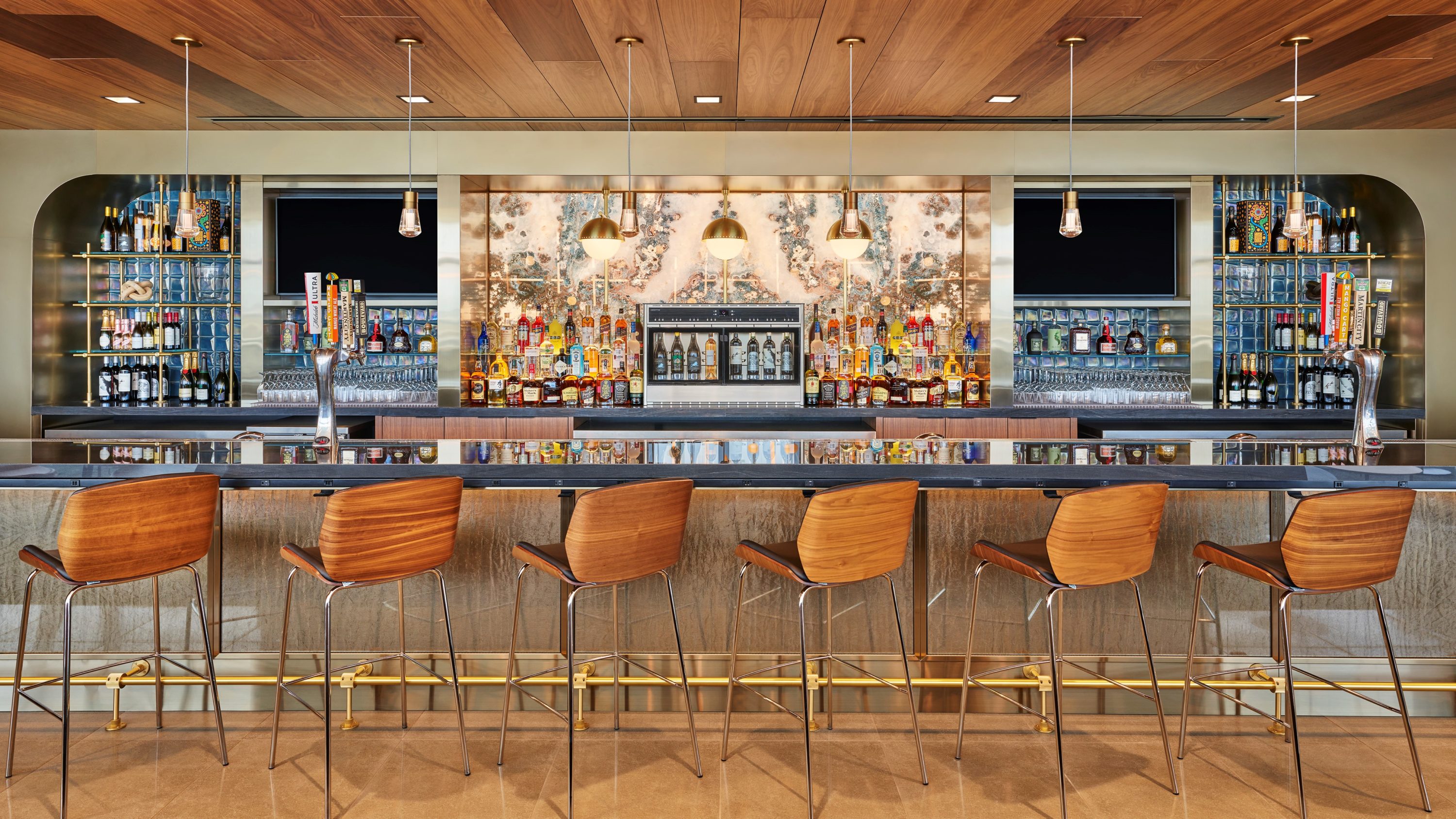 Delta SkyClub MCI Bar