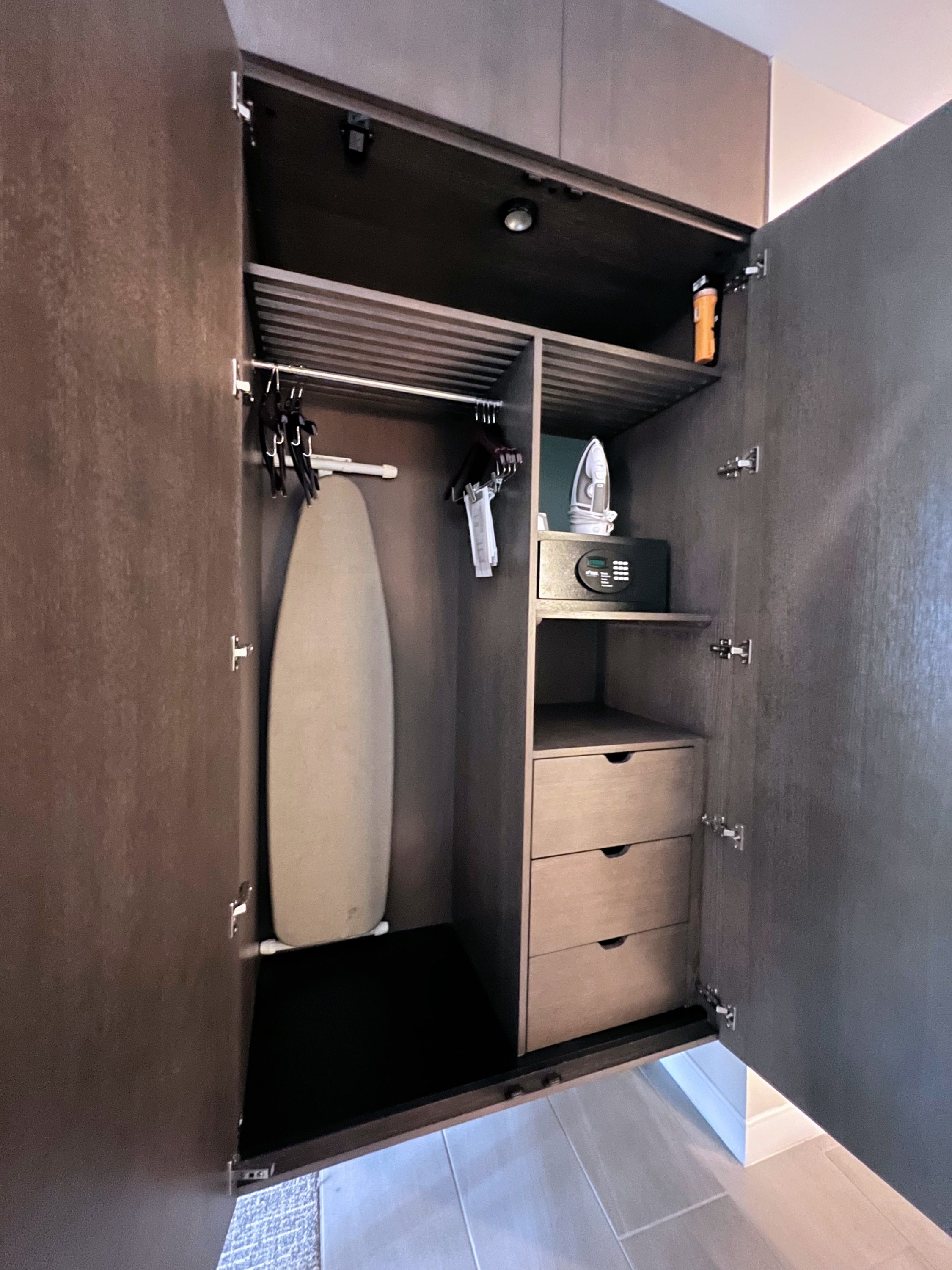 Hyatt Regency Houston Galleria guestroom closet