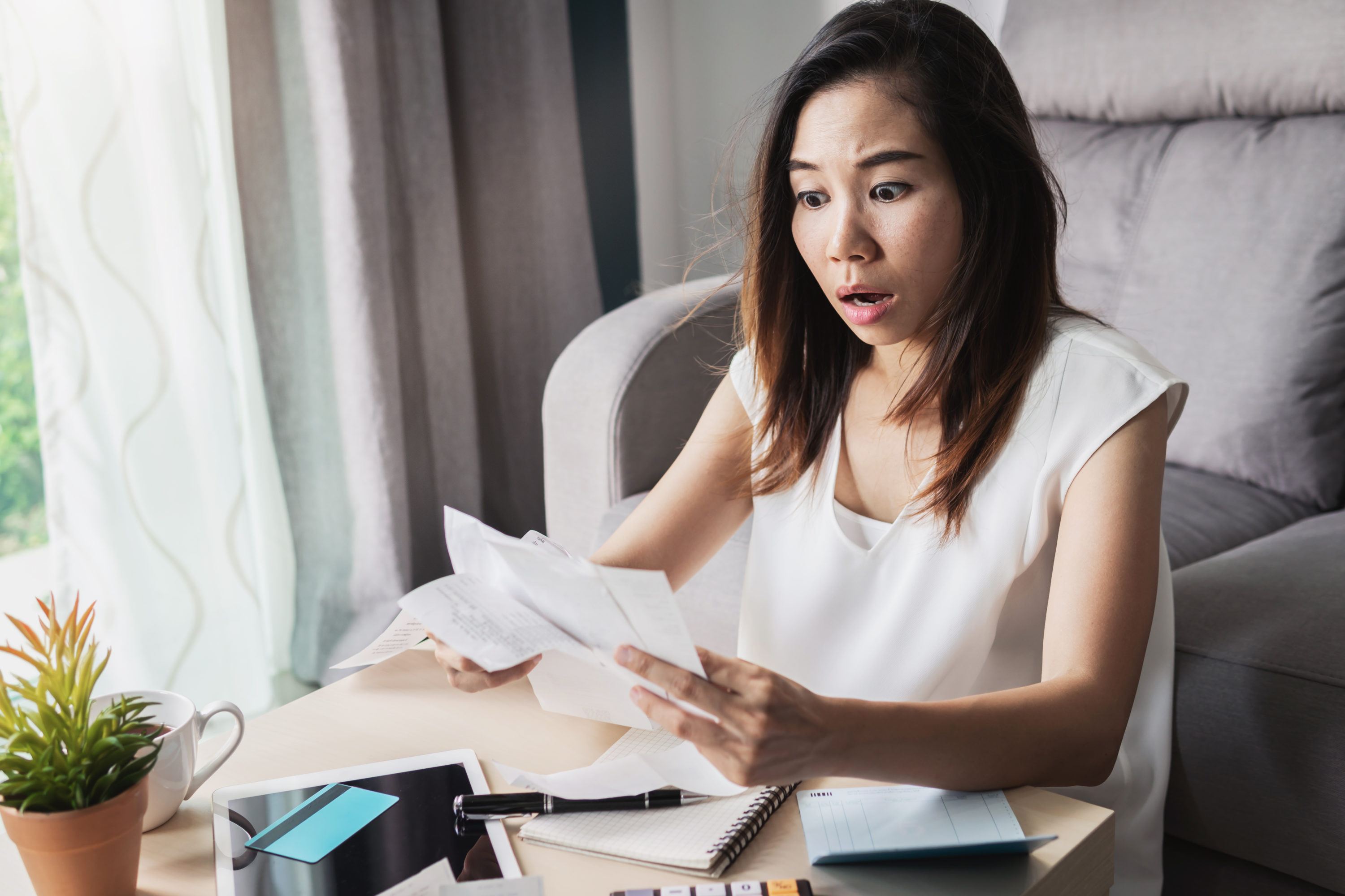 woman discovers a late credit card payment woman discovers a late credit card payment