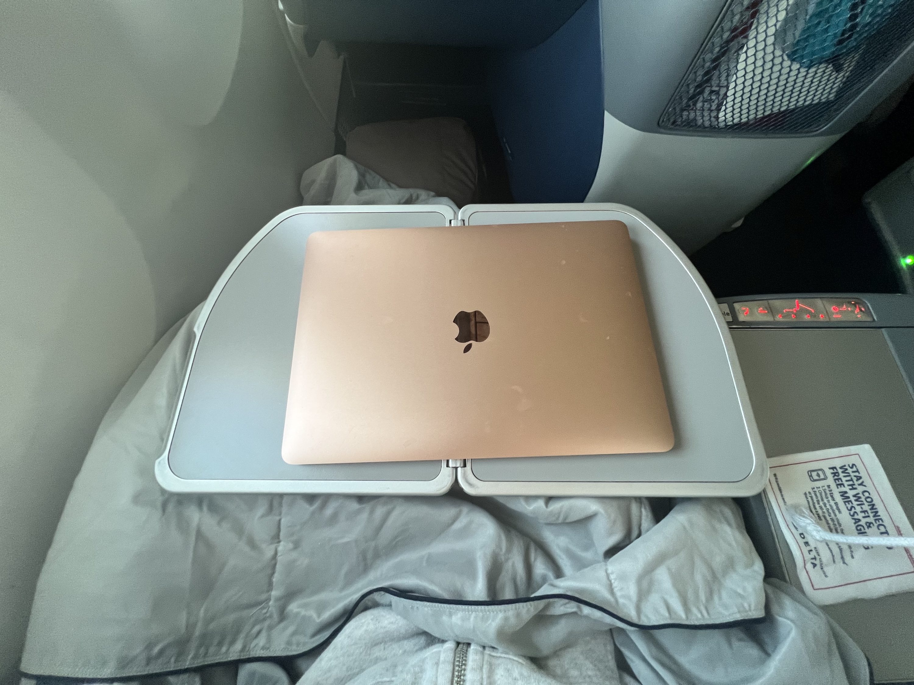 Delta One Tray Table