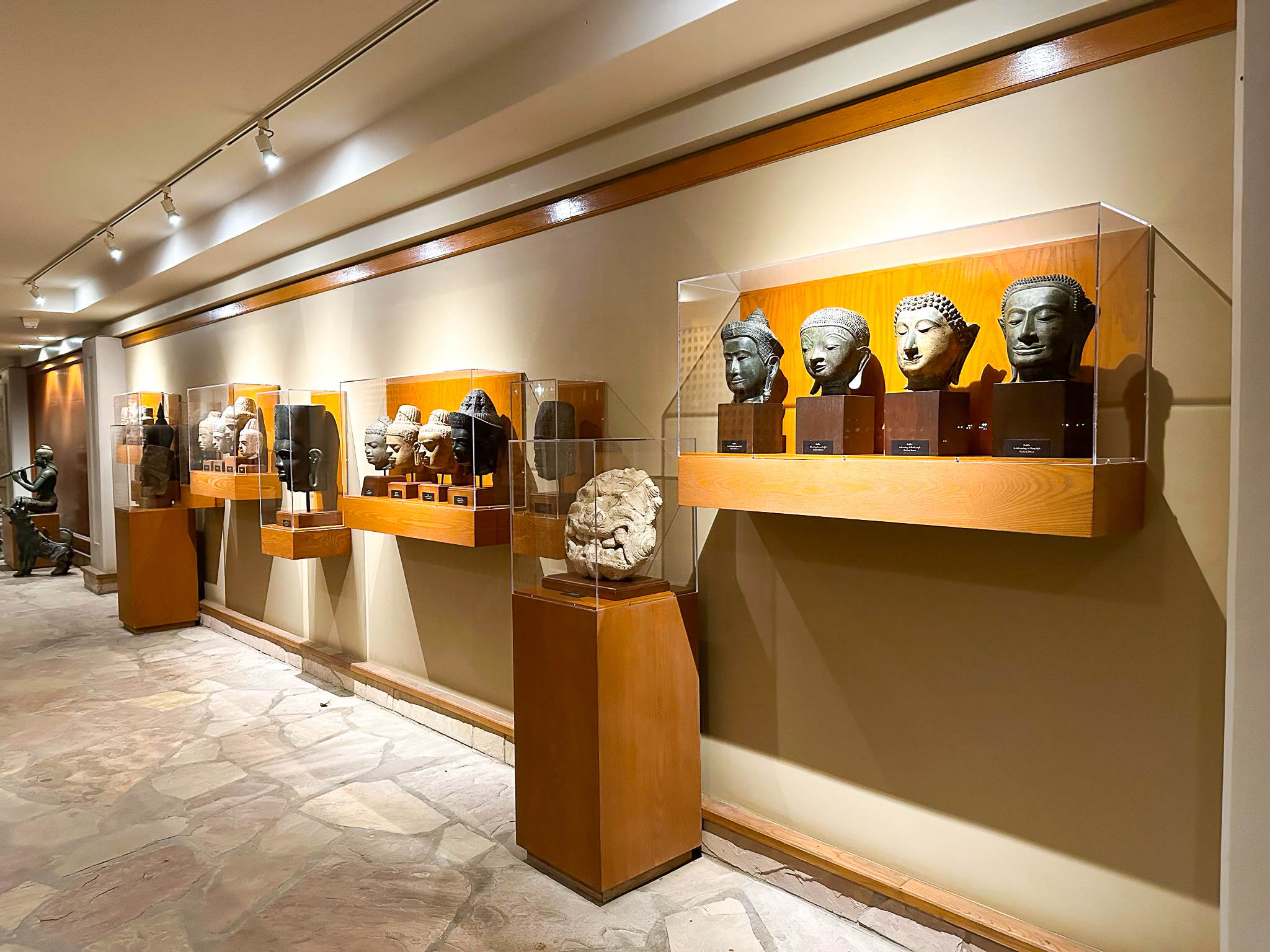 Hilton Waikoloa Village walking museum walkway