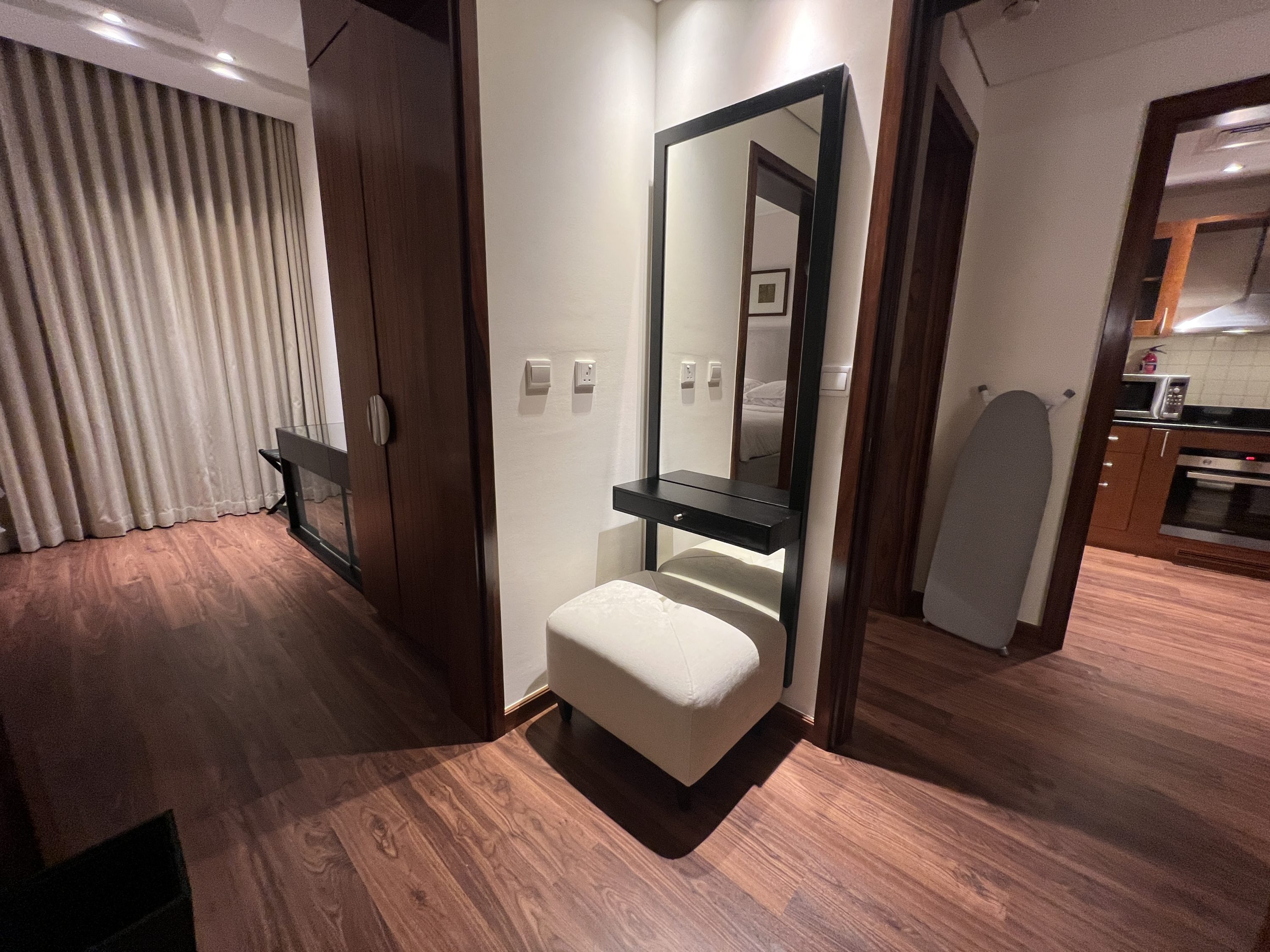 Grosvenor House One Bedroom Suite King Makeup Vanity