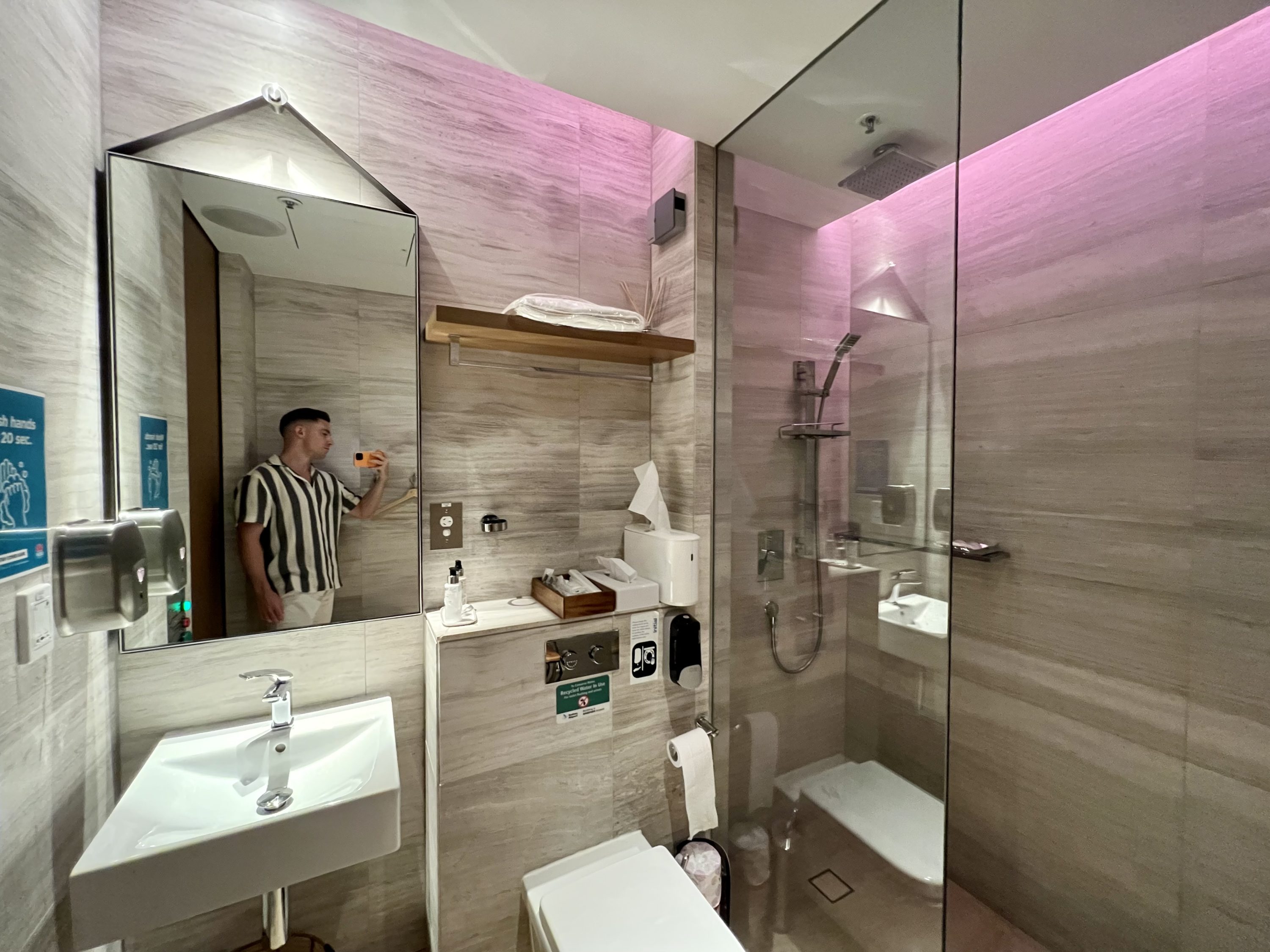 Singapore SilverKris First Class lounge at SYD smaller shower room