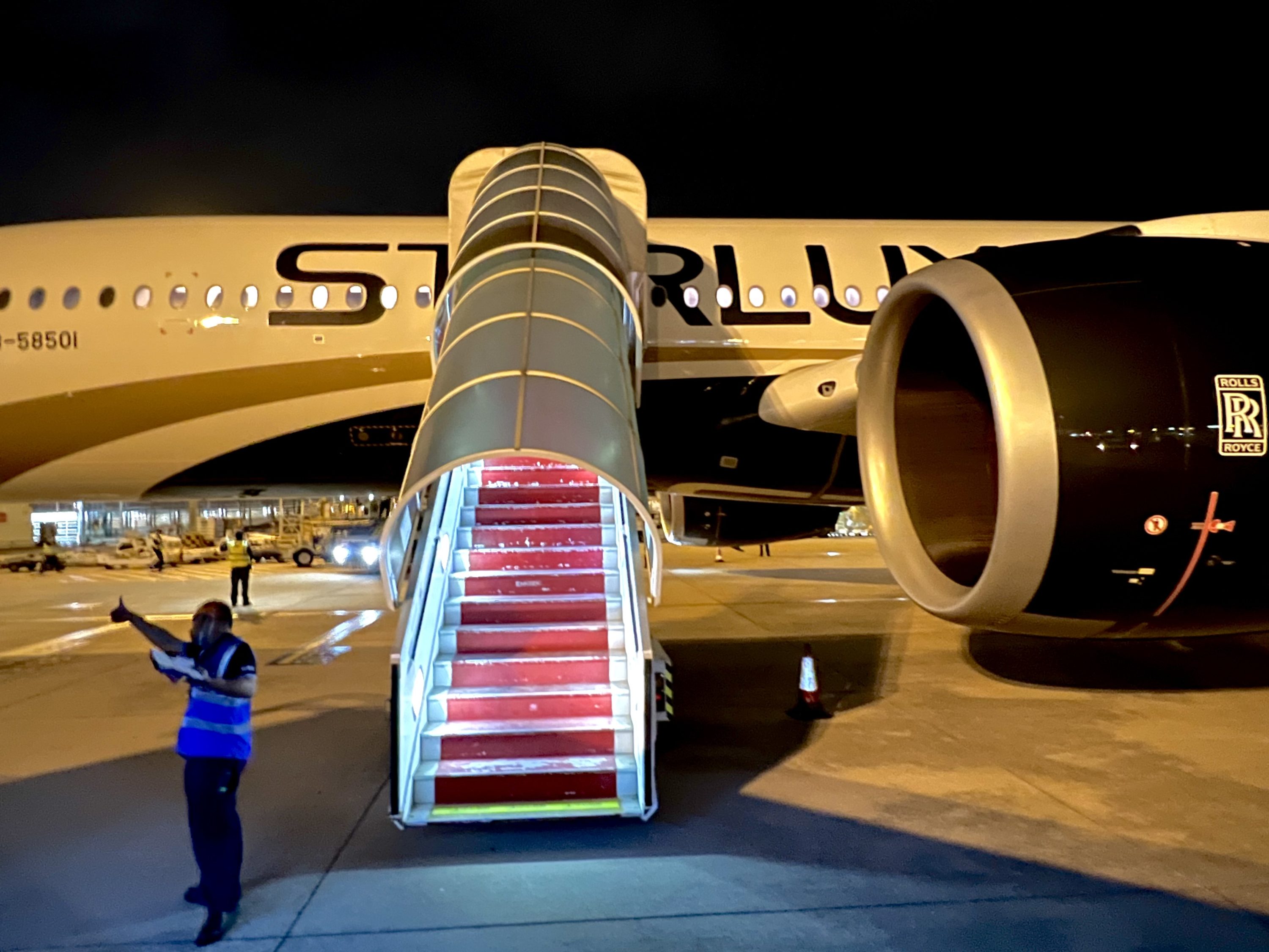 Starlux A359 Business Class Macau arrival with engine