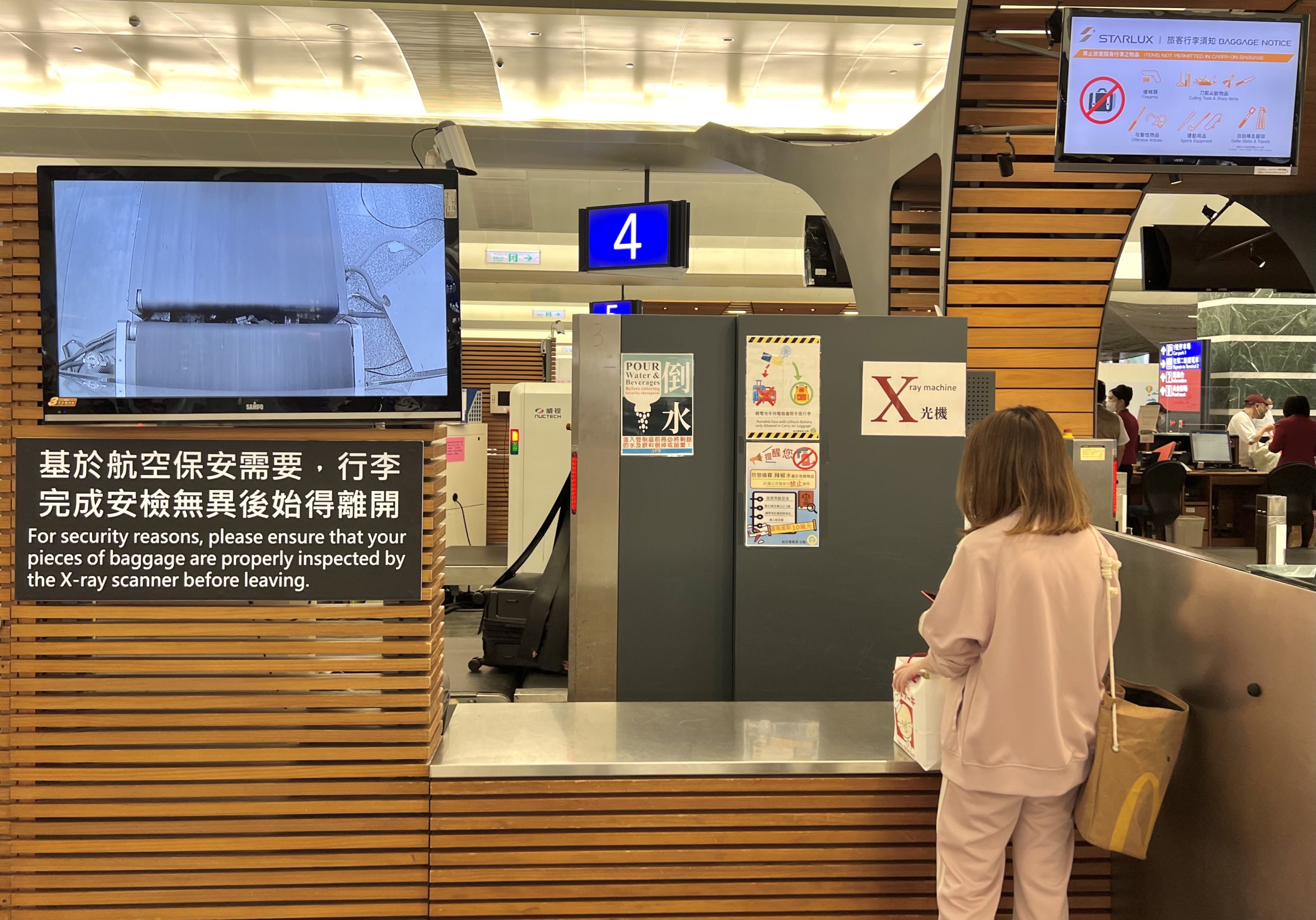Starlux A359 Business Class TPE baggage scanner