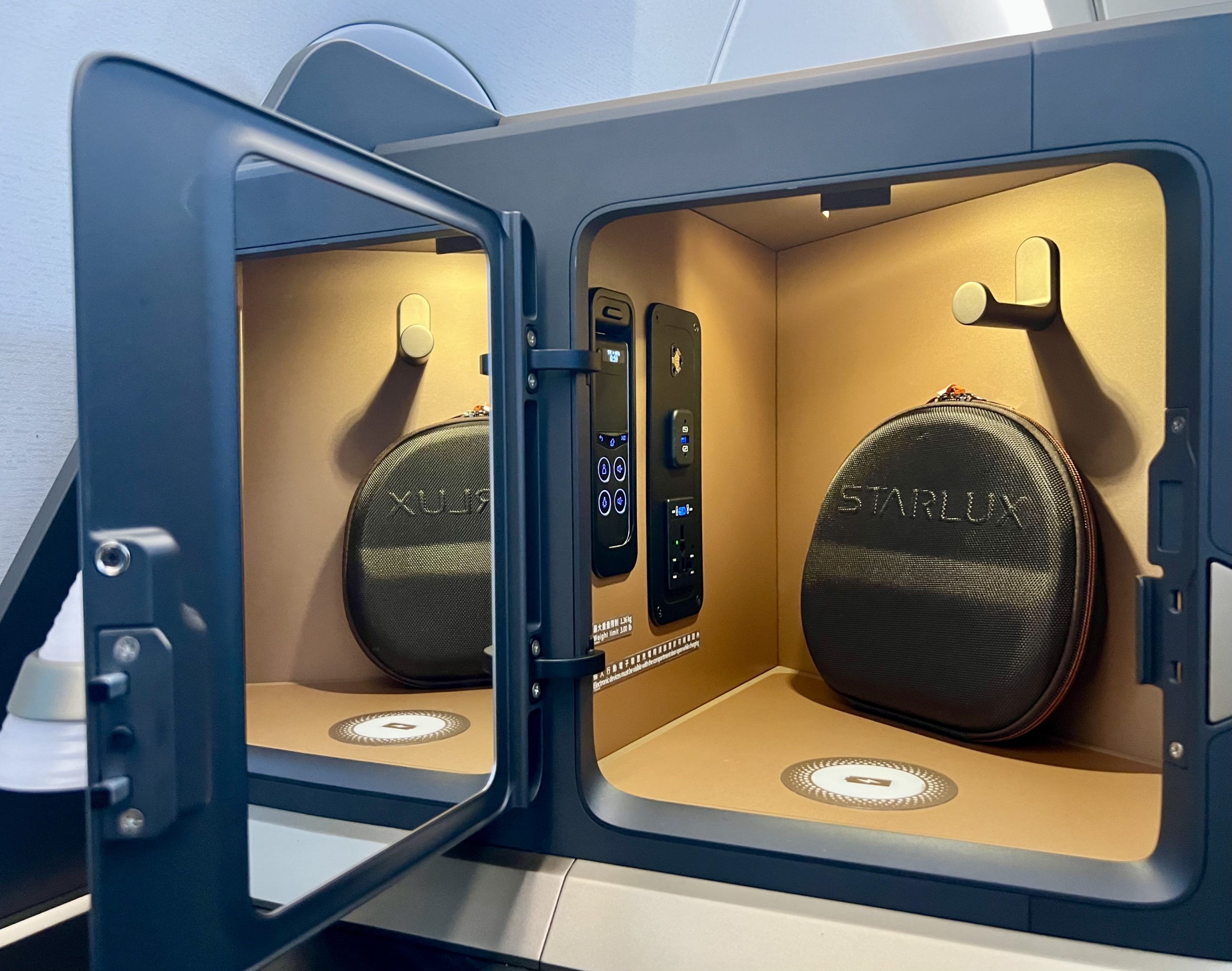Starlux A359 Business Class seat large storage
