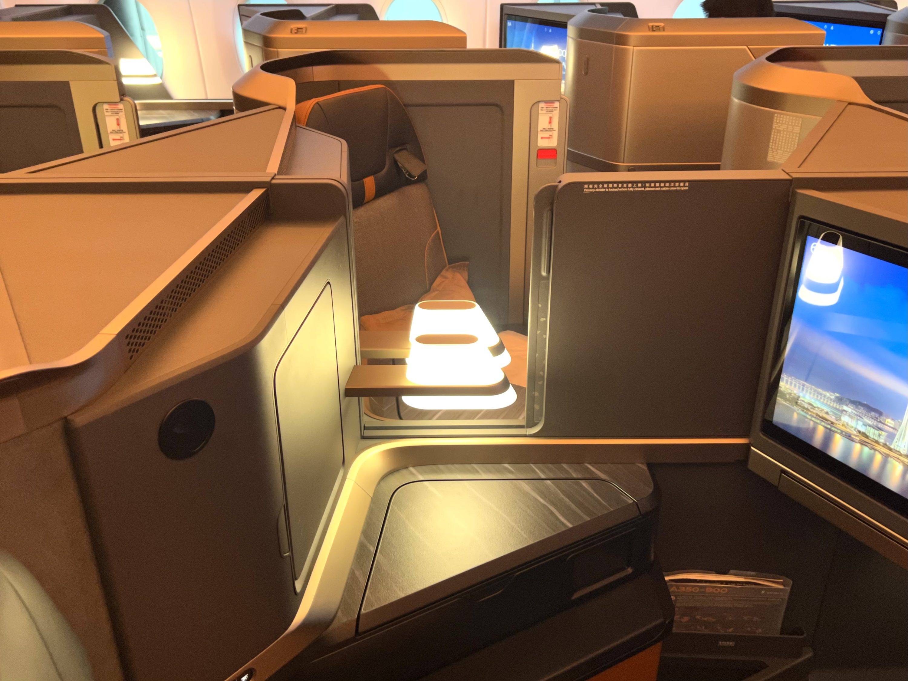 Starlux A359 Business Class seats middle partition
