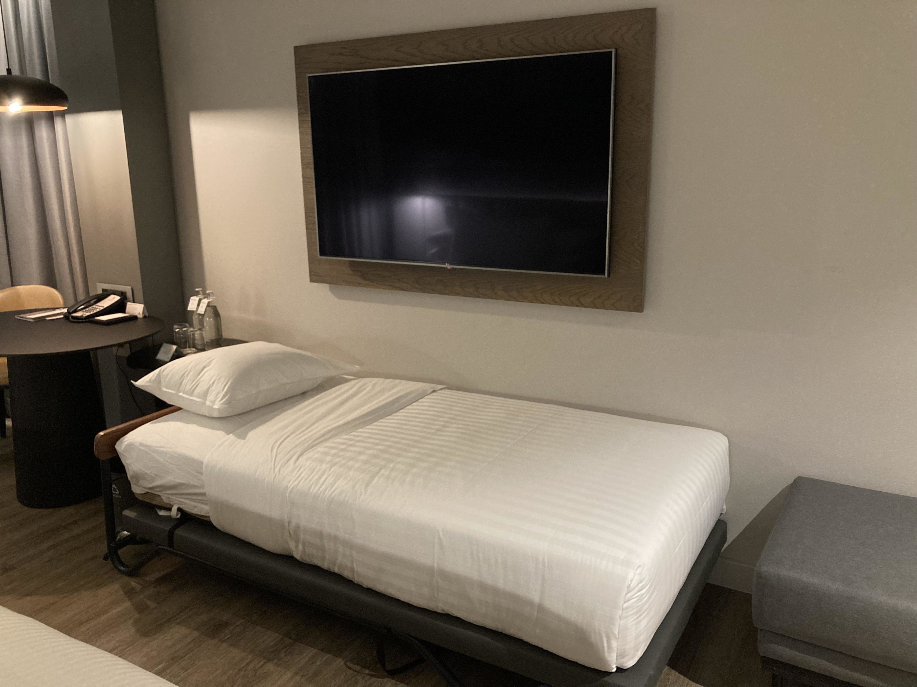 Johannesburg Marriott Hotel Melrose Arch rollaway bed TV