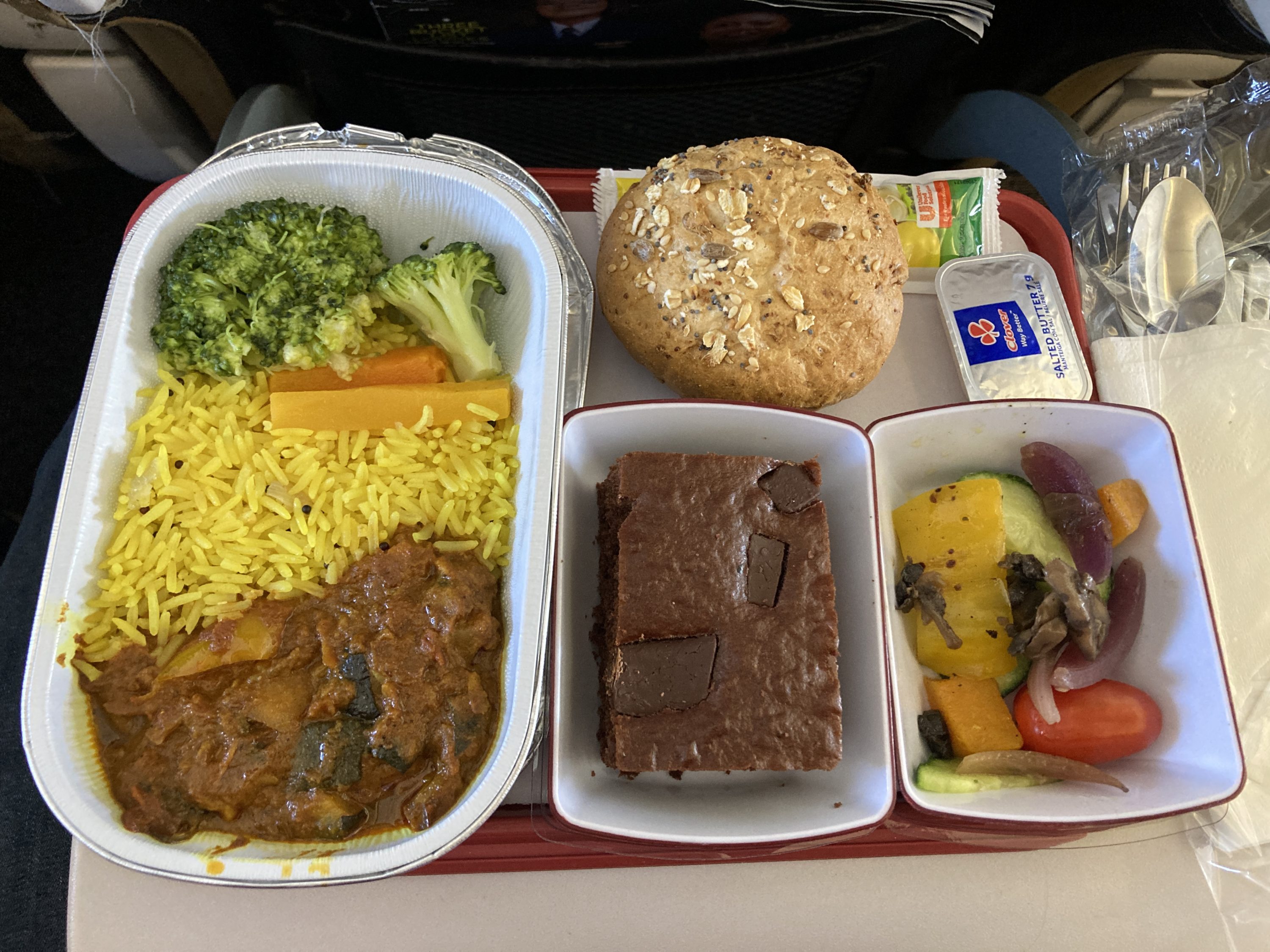 South African Airways JNB VFA economy meal veg tray open South African Airways JNB VFA economy meal veg tray open