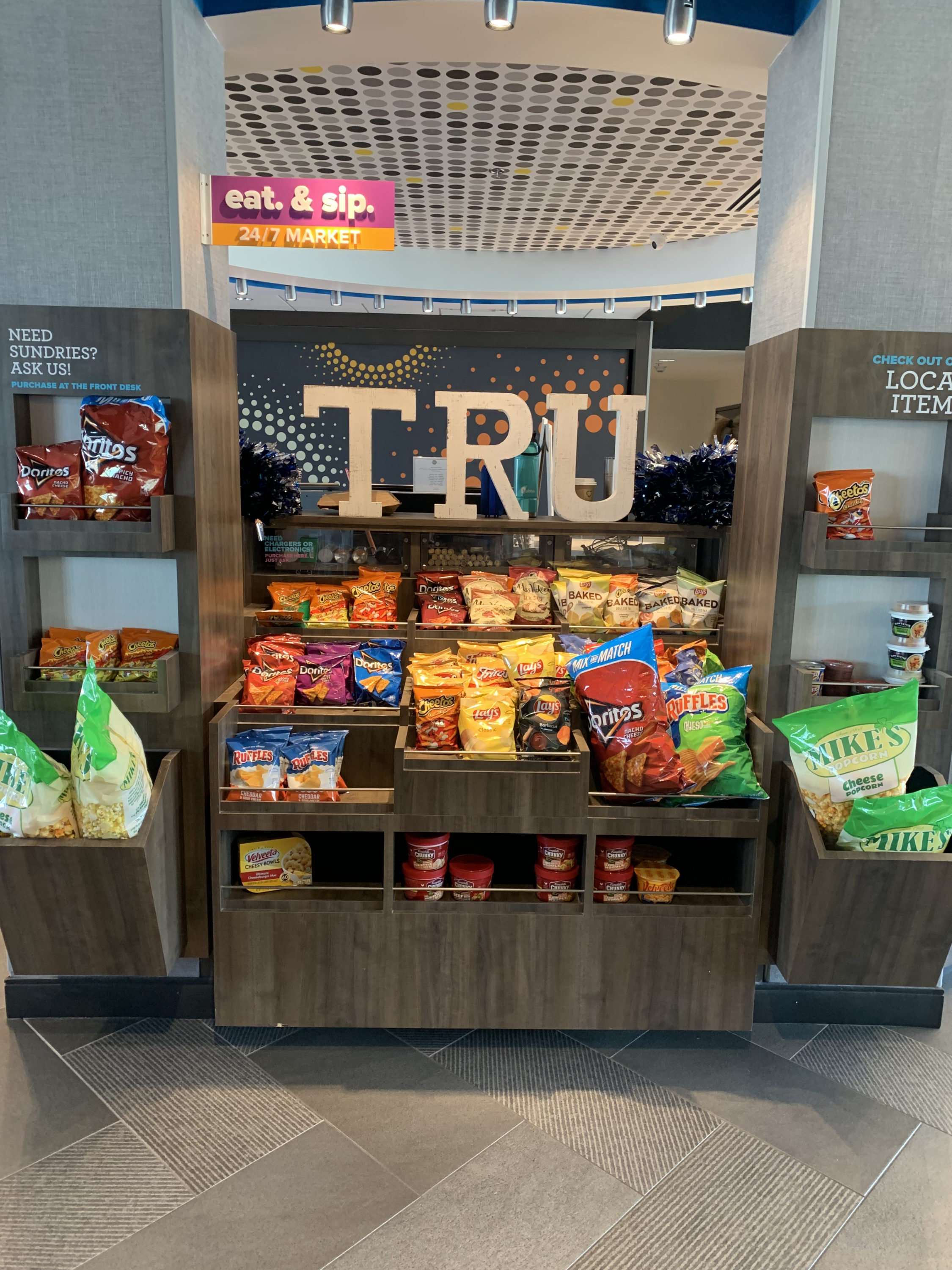 Tru by Hilton Frisco Dallas lobby market