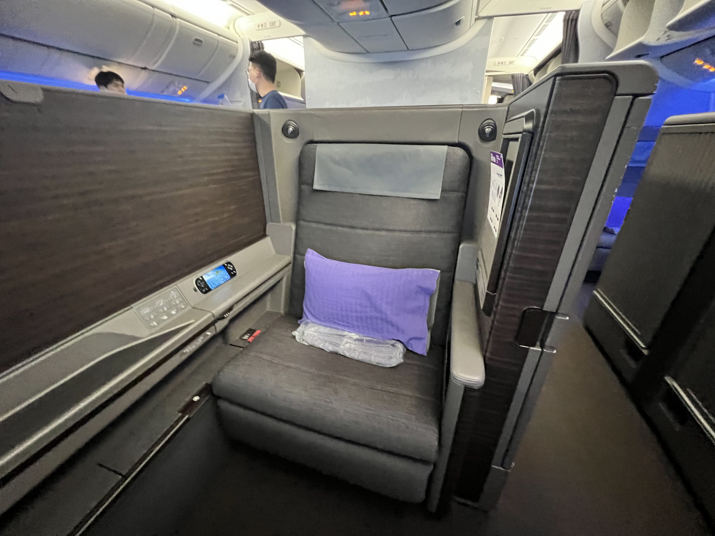 ANA First Class Spacious Seat ANA First Class Spacious Seat