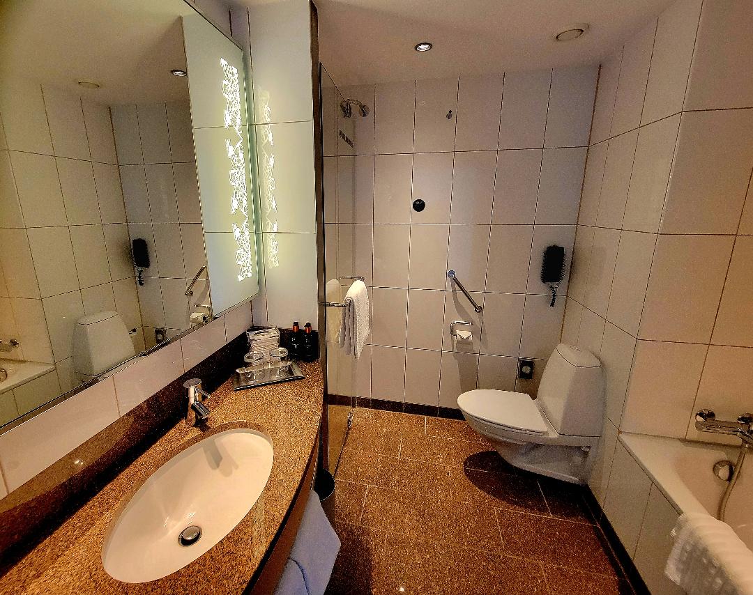 Clarion Hotel Copenhagen Airport Bathroom
