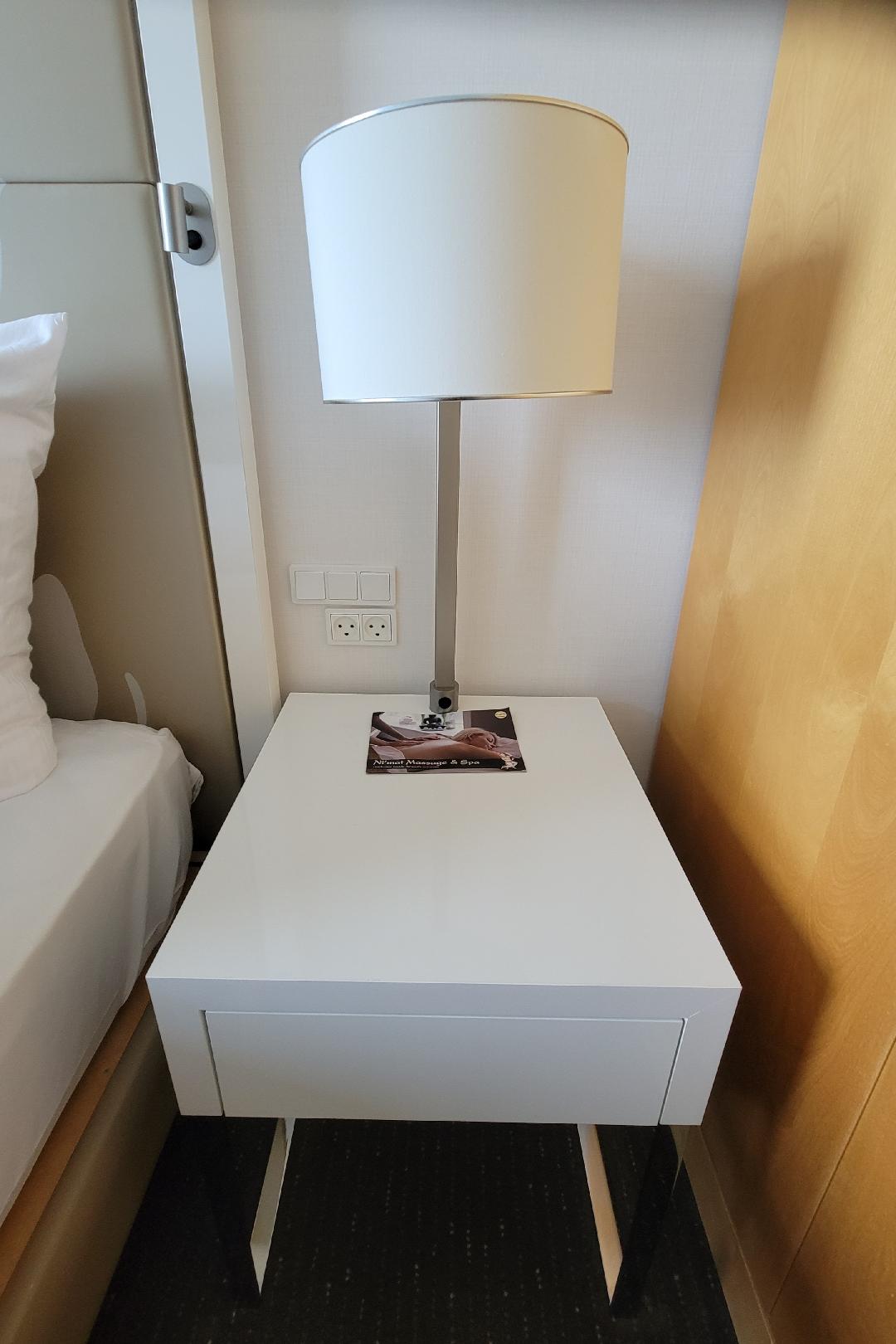 Clarion Hotel Copenhagen Airport Right Nightstand