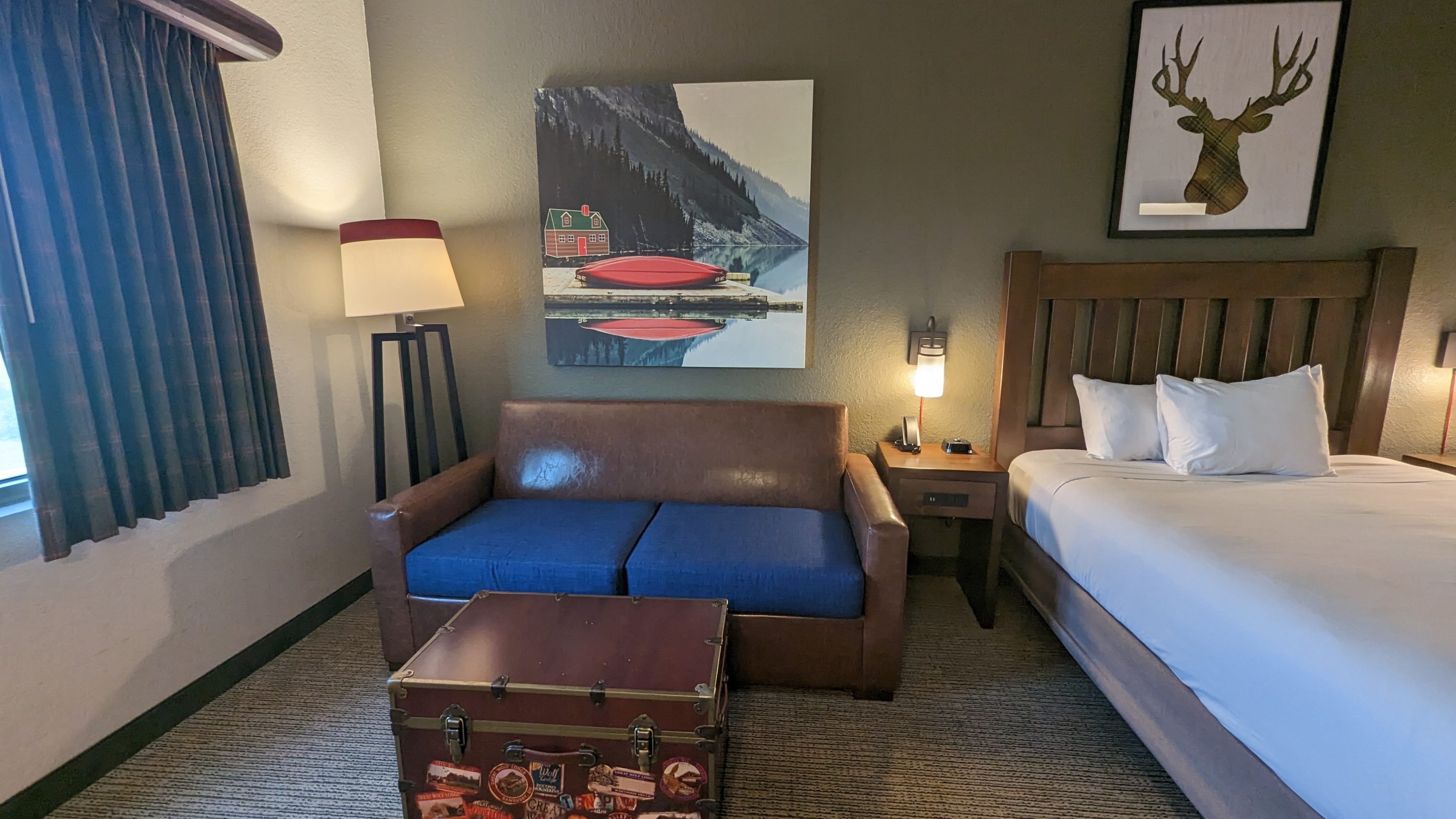 Great Wolf Lodge Grapevine guestroom bed and seating Great Wolf Lodge Grapevine guestroom bed and seating