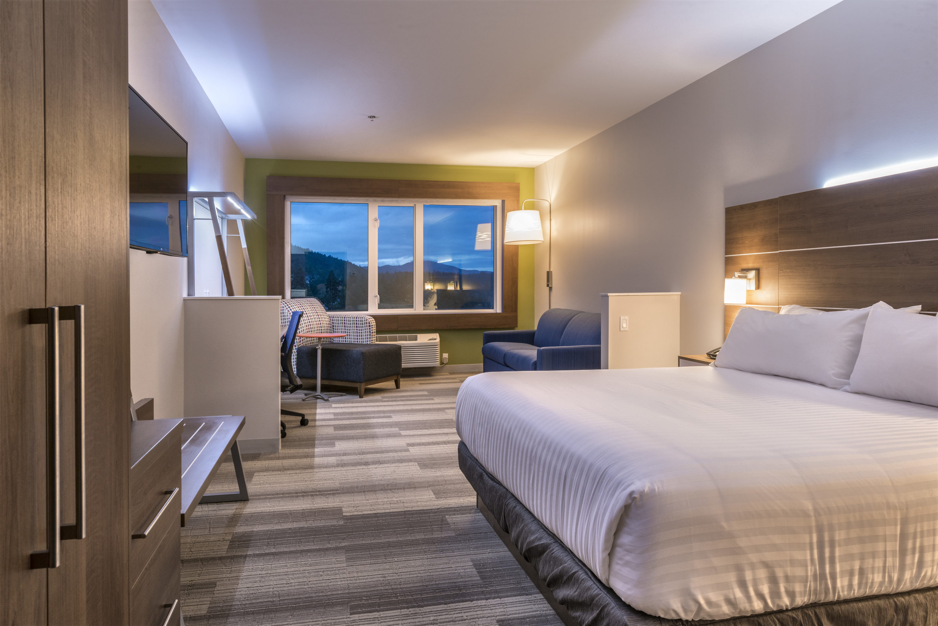 A guestroom at Holiday Inn Express Suites Courtenay