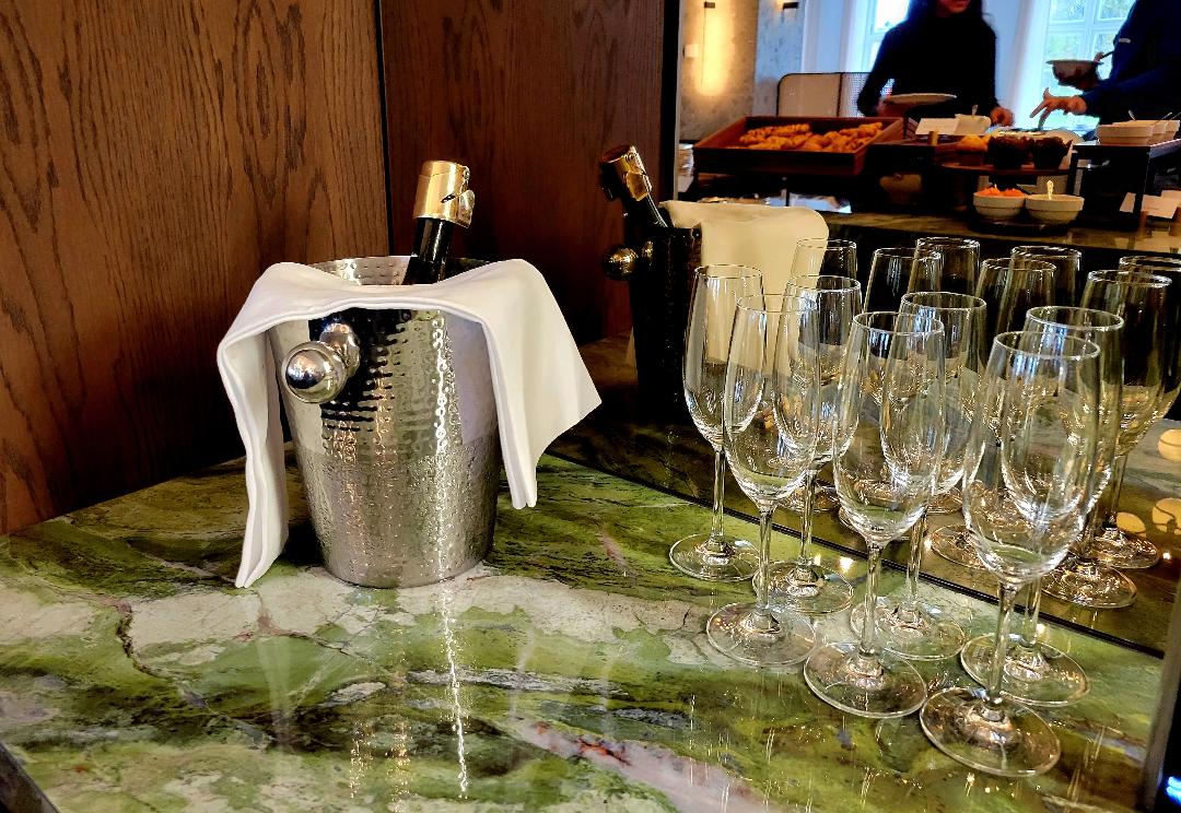 Iceland Parliament Hotel Champagne