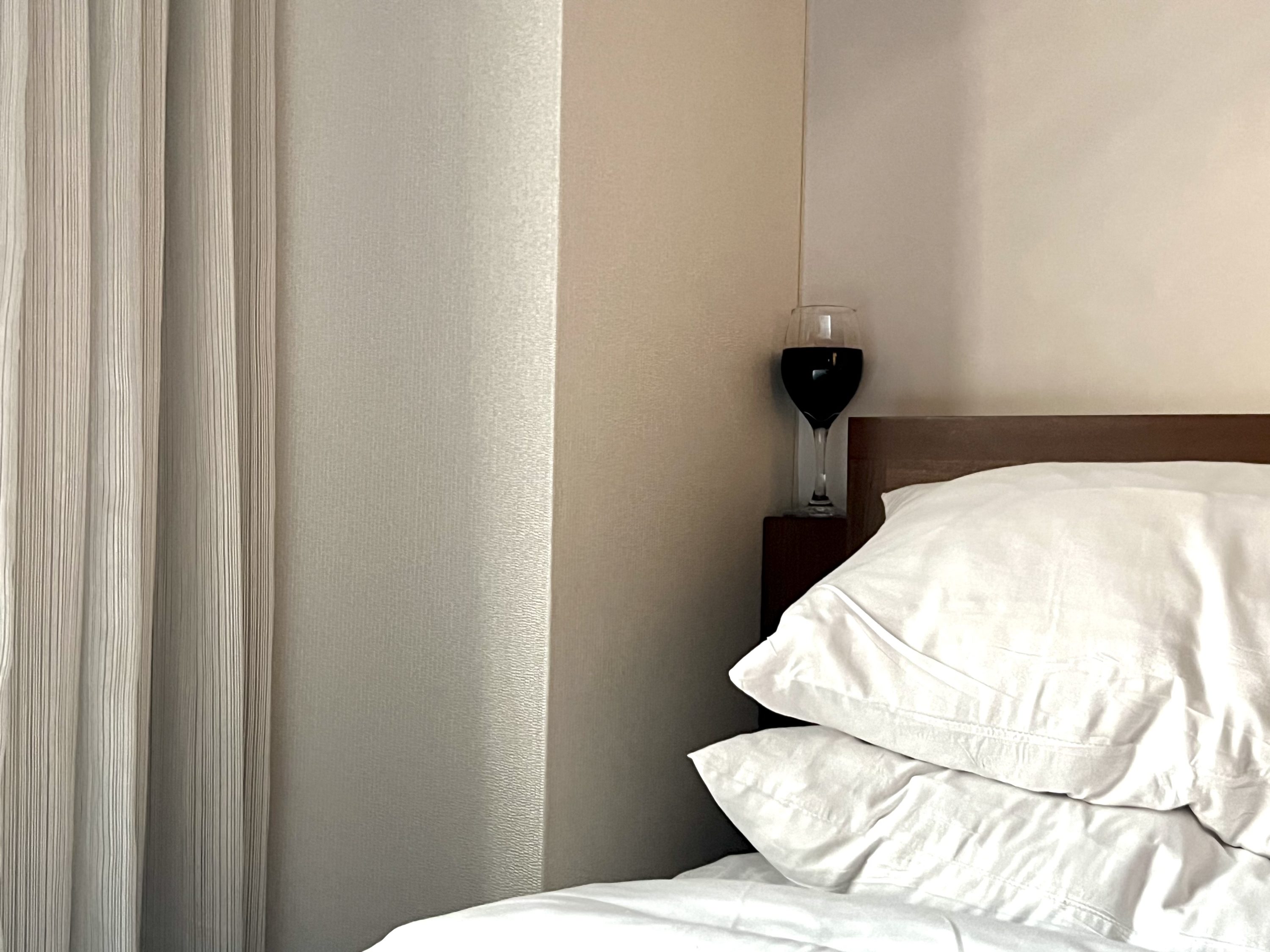 Marriott Newark International room no nightstand