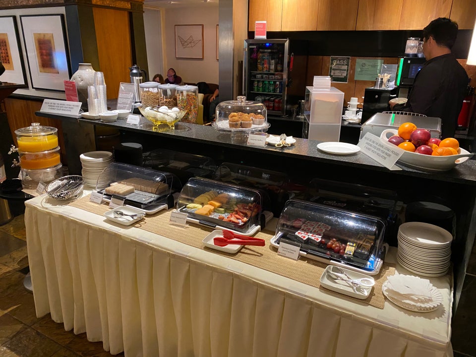 Qantas Business Lounge HNL