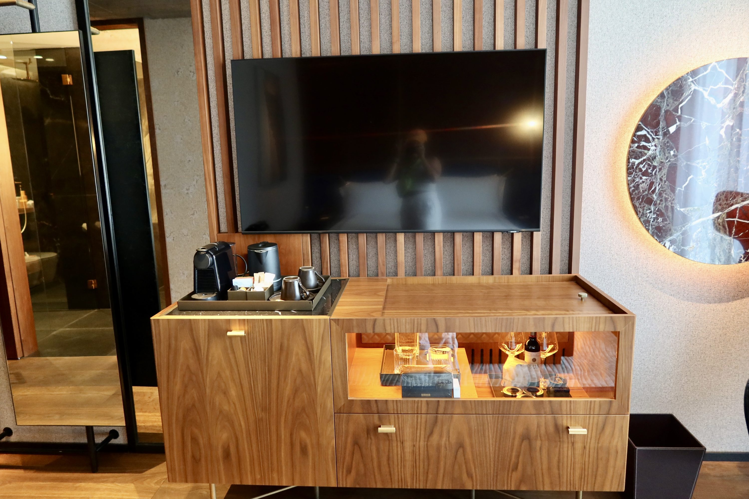 Thompson Madrid Hotel TV Thompson Madrid Hotel TV