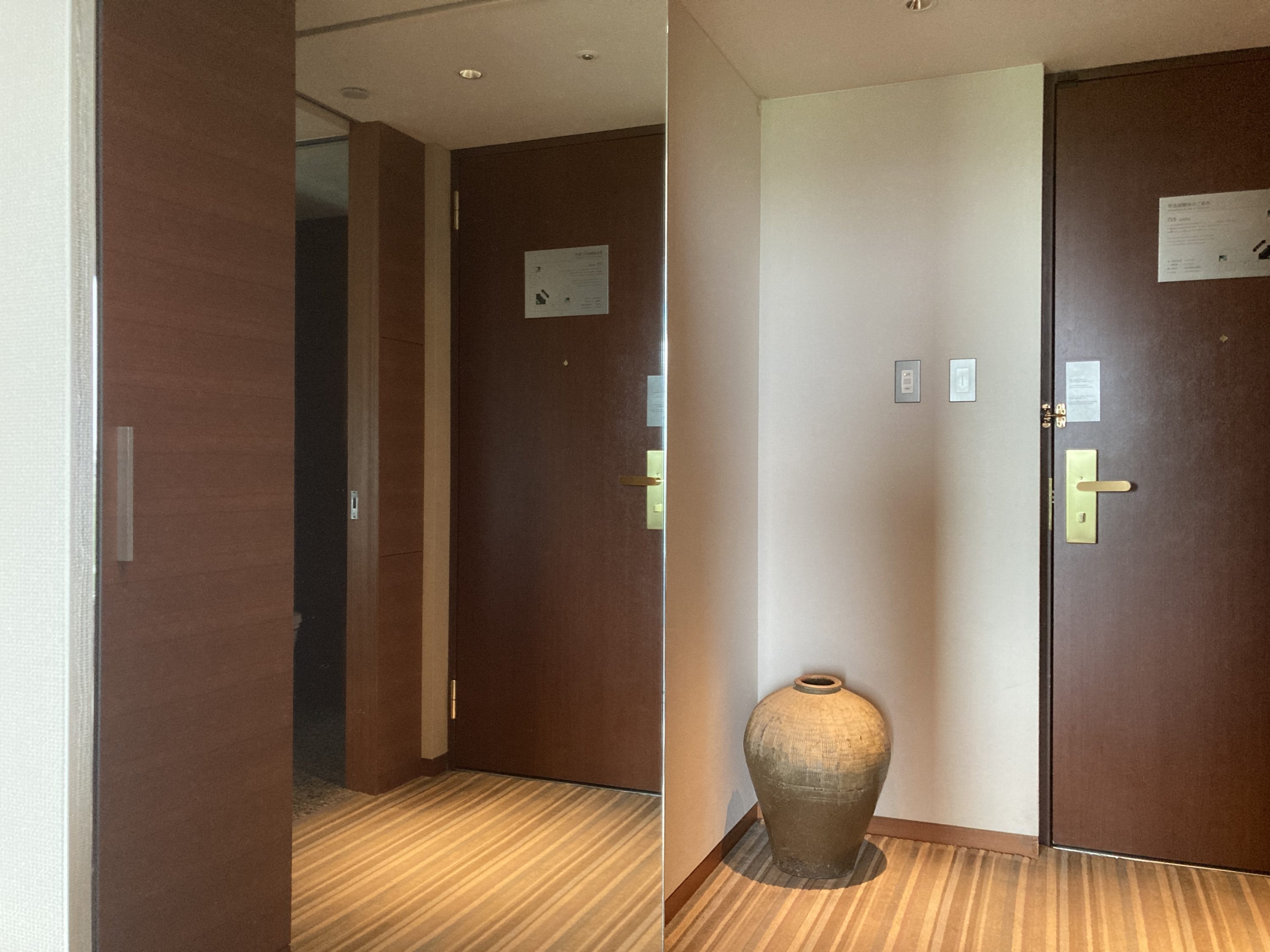 Hyatt Regency Tokyo bedroom entry