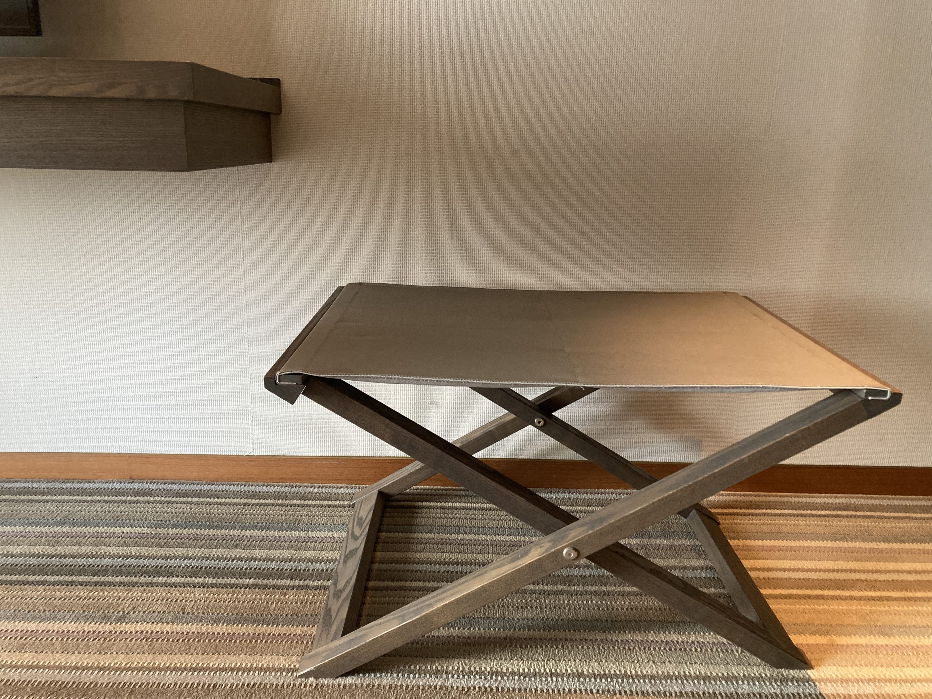 Hyatt Regency Tokyo bedroom luggage rack