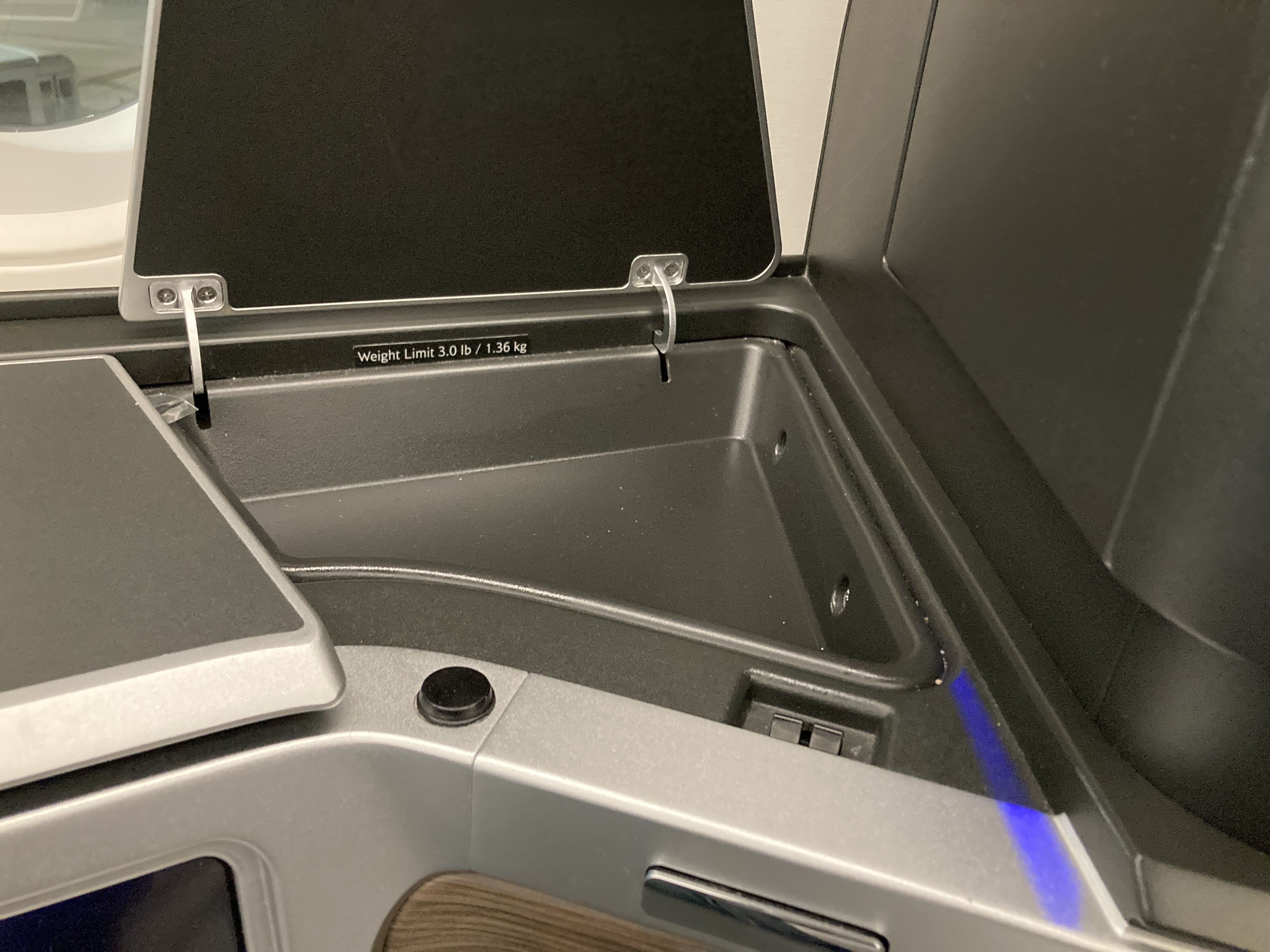 British Airways A350 1000 Club Suites review LAS LHR arm rest bin 