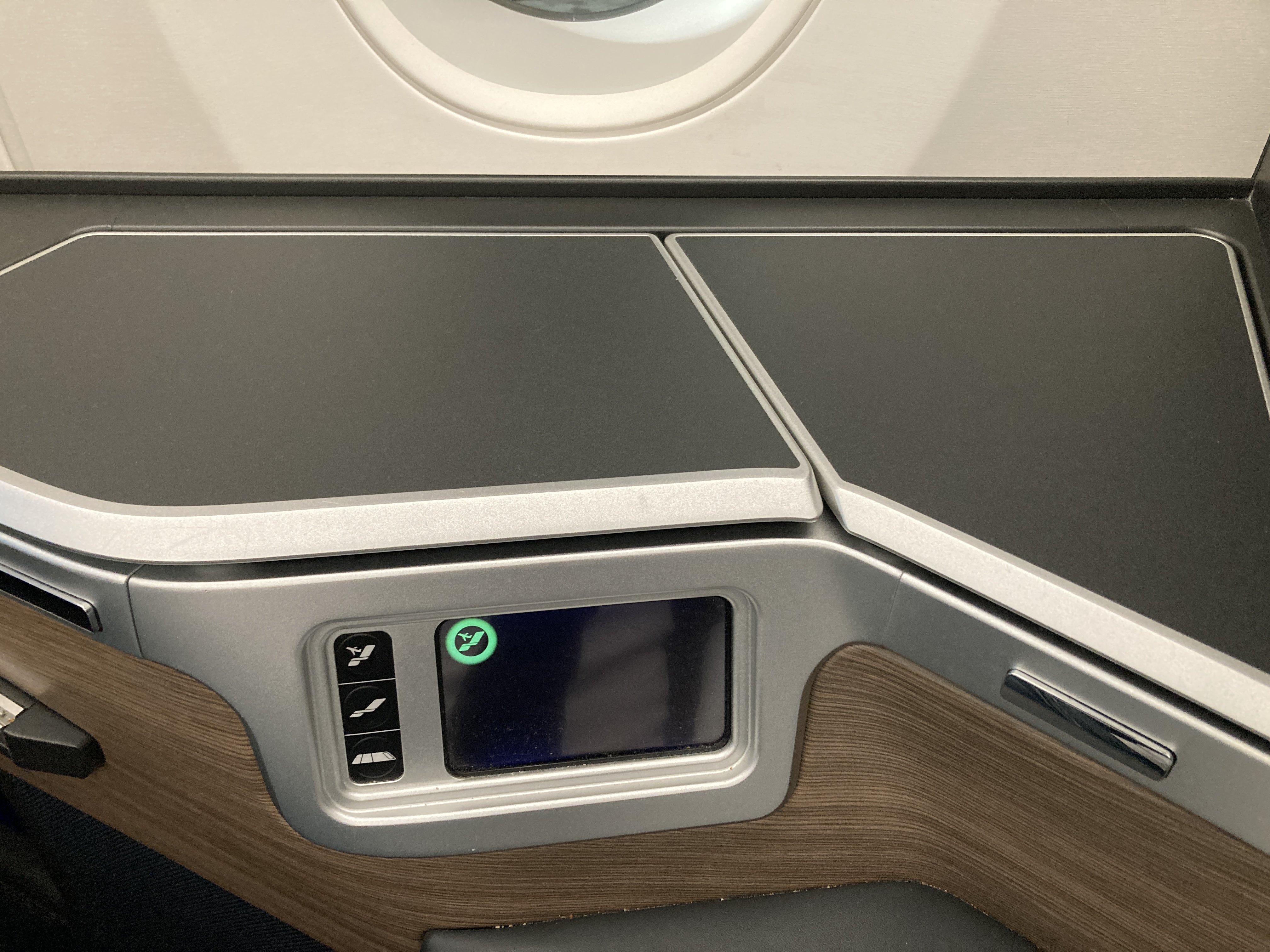 British Airways A350 1000 Club Suites review LAS LHR arm rest bins 