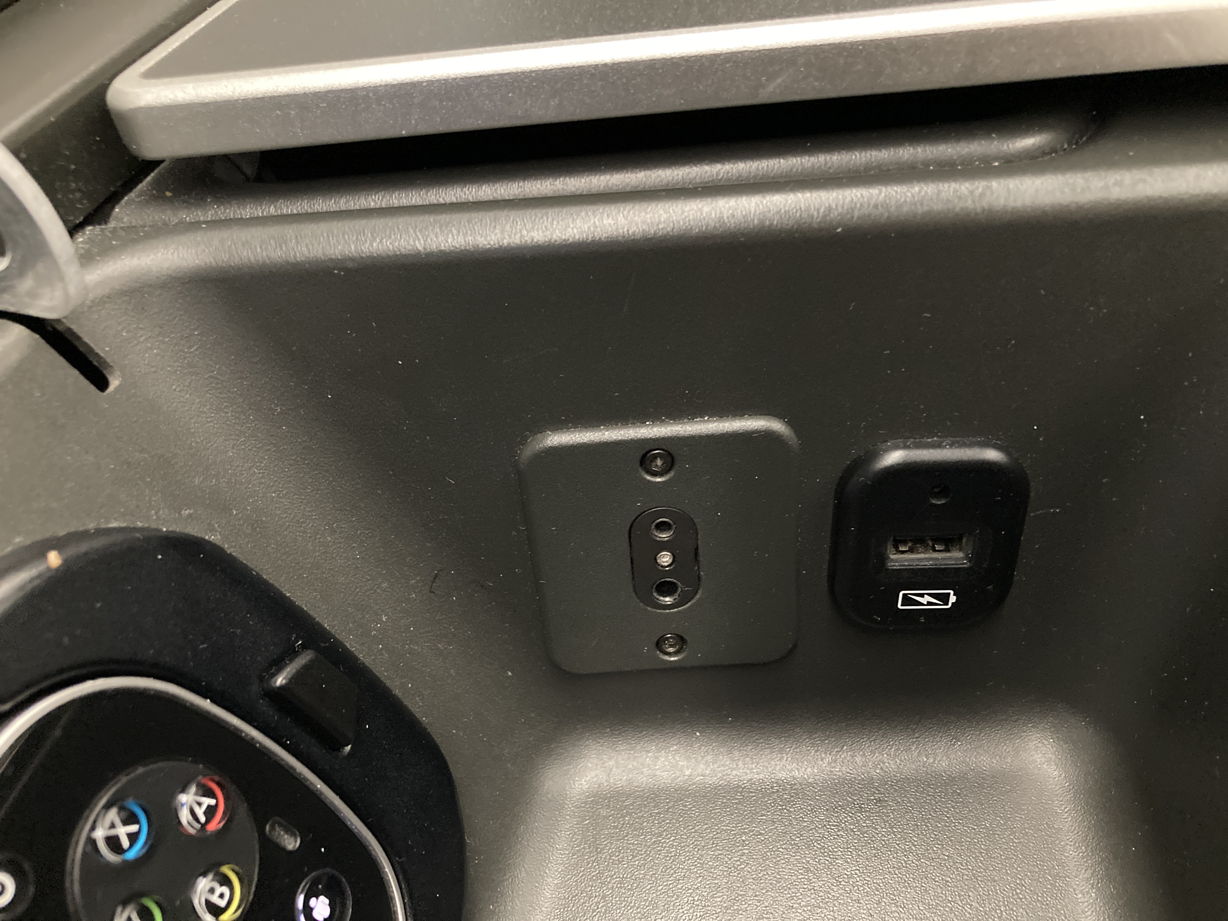 British Airways A350 1000 Club Suites review LAS LHR headphone jack and USB