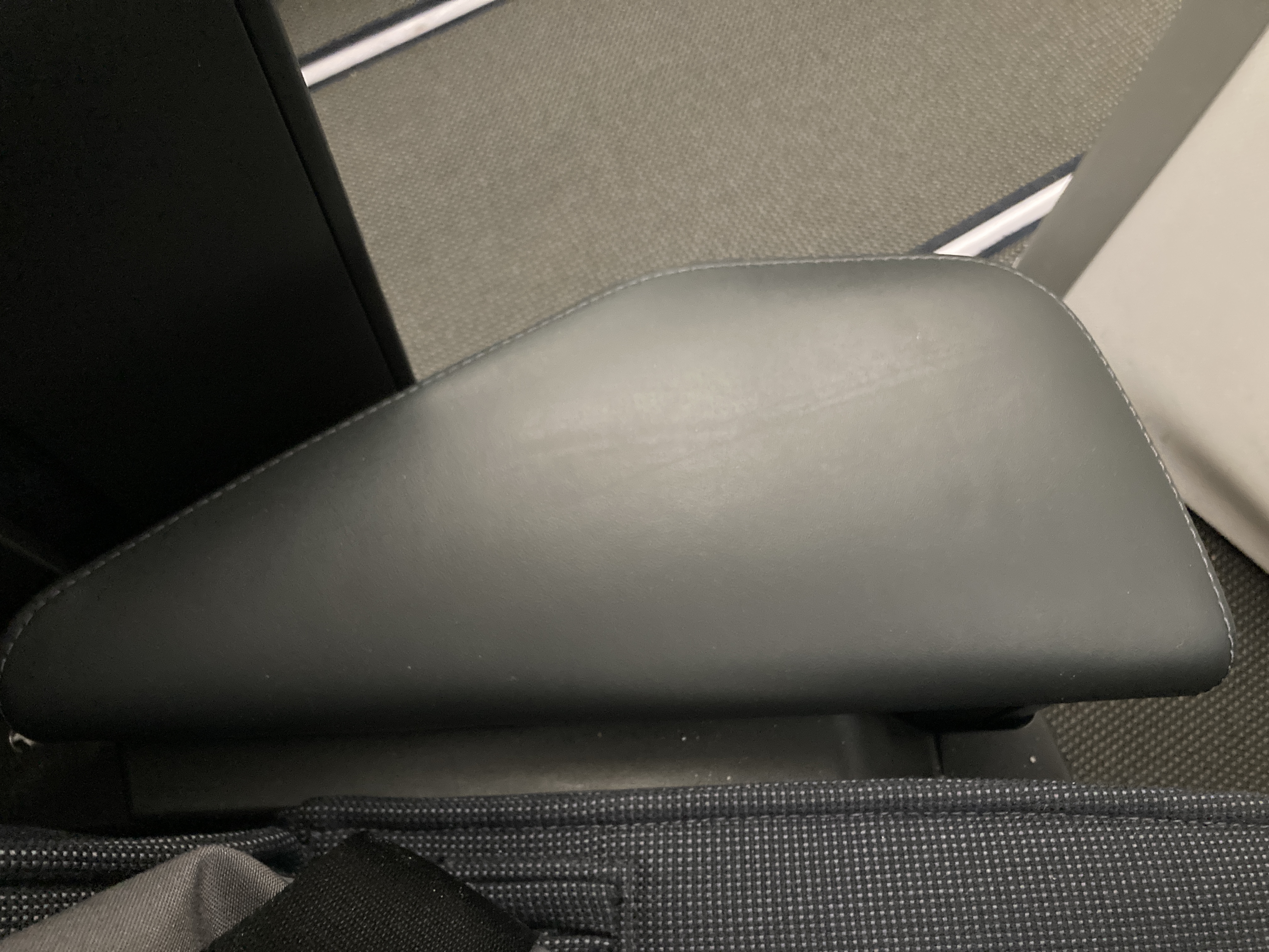 British Airways A350 1000 Club Suites review LAS LHR moveable arm rest down