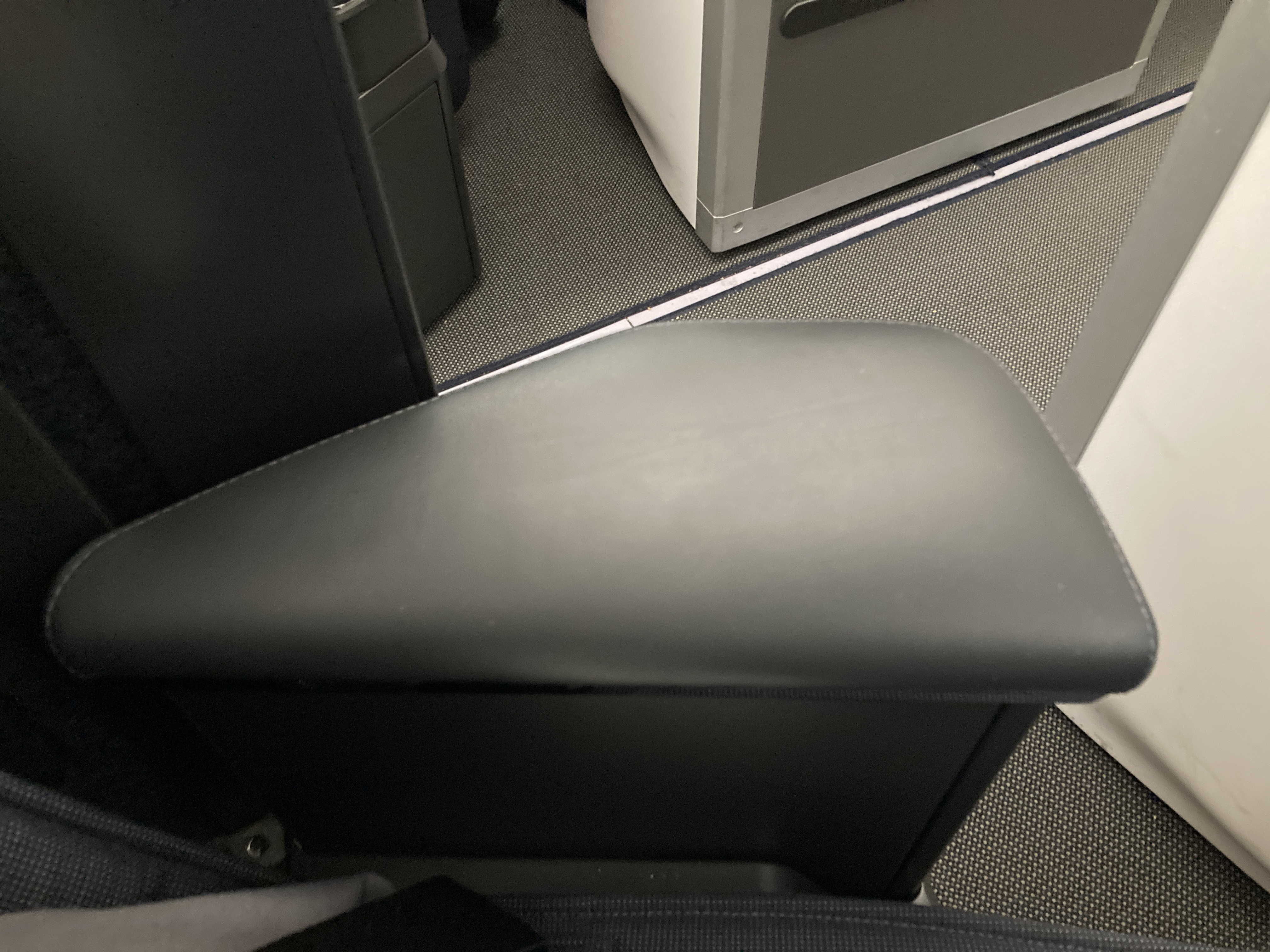 British Airways A350 1000 Club Suites review LAS LHR moveable arm rest up