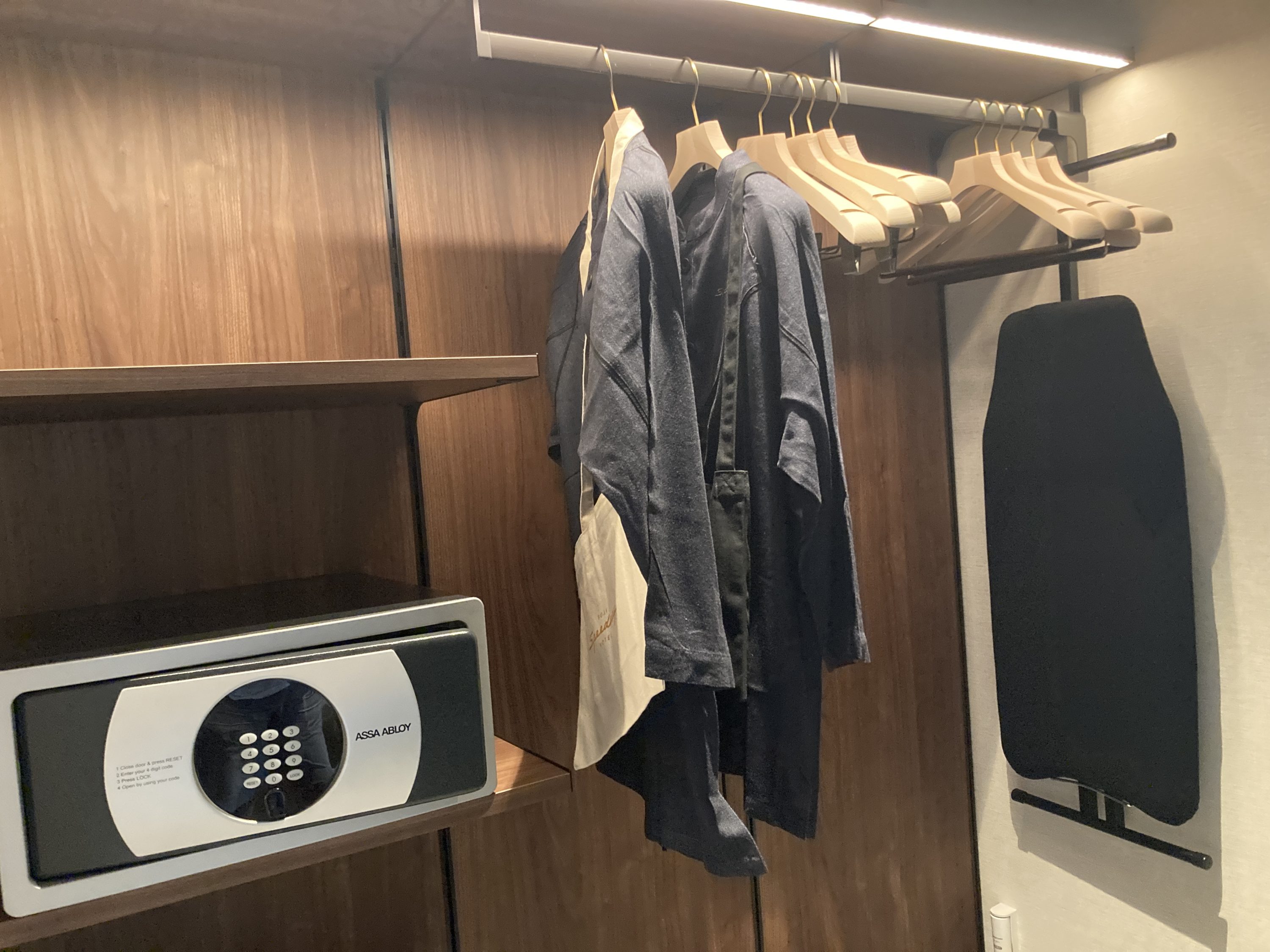 Fuji Speedway Hotel Grand Prix Corner King Suite closet hangers safe pajamas