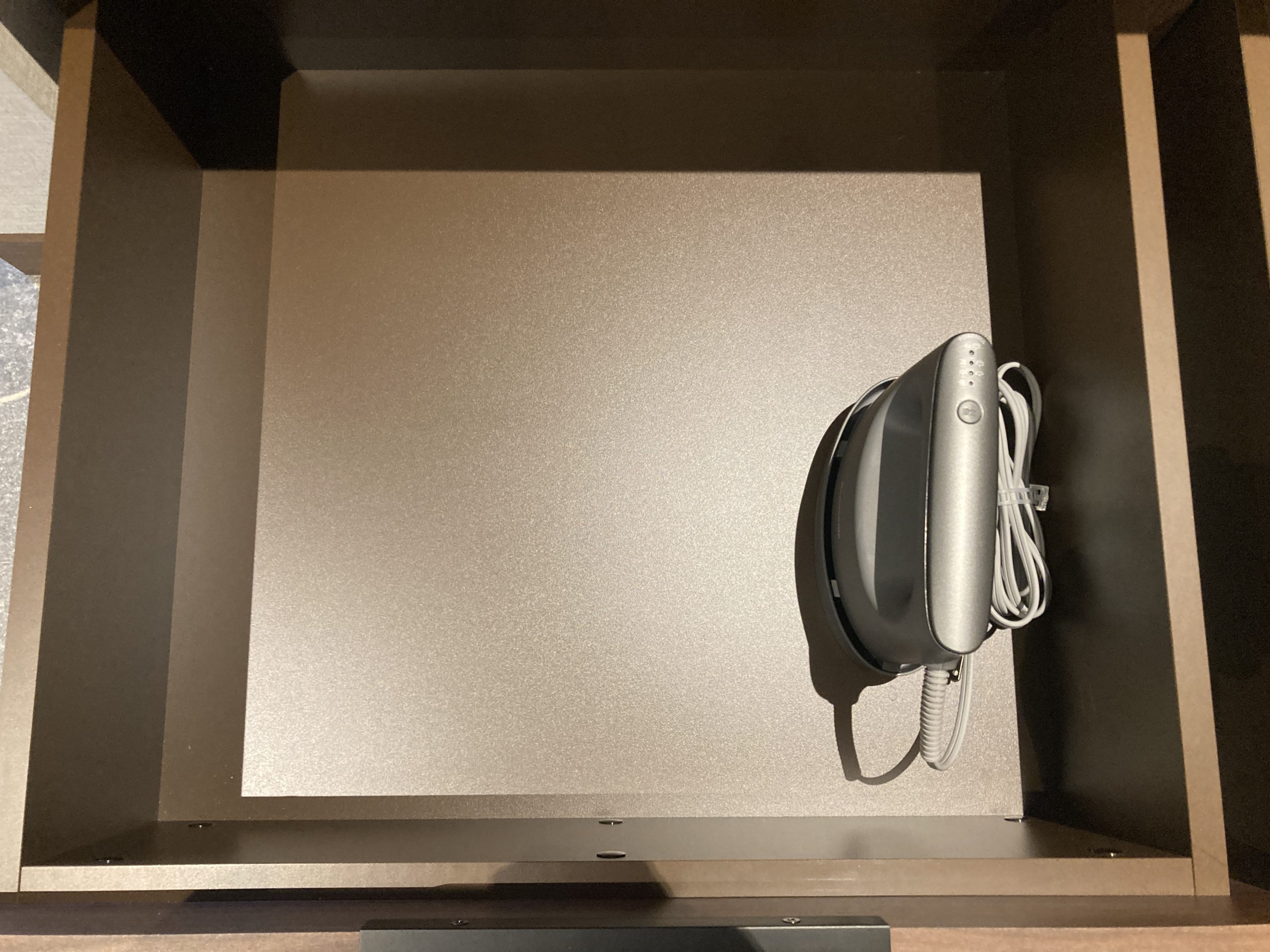 Fuji Speedway Hotel Grand Prix Corner King Suite hallway dresser iron