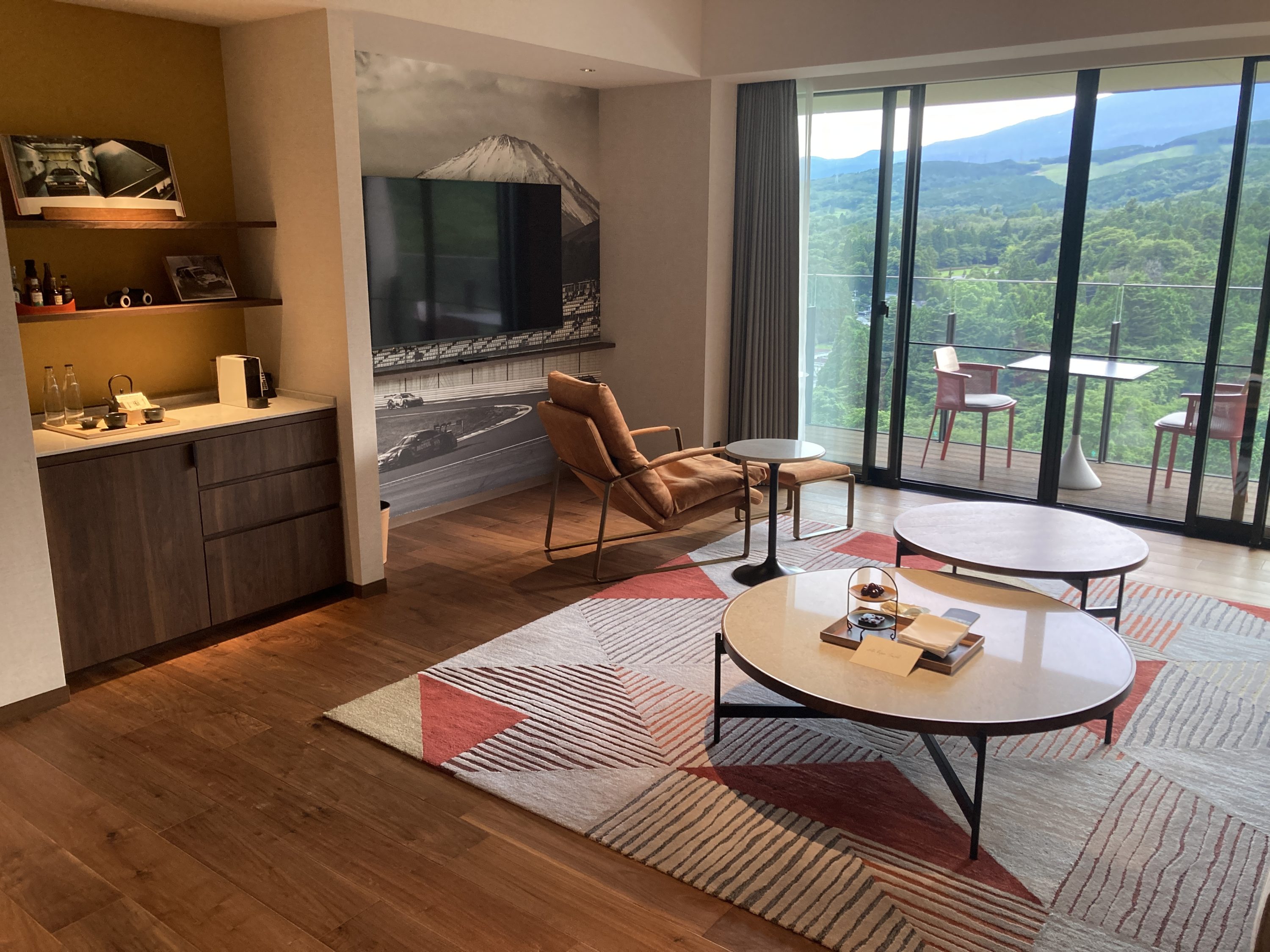 Fuji Speedway Hotel Grand Prix Corner King Suite living room bar and tv
