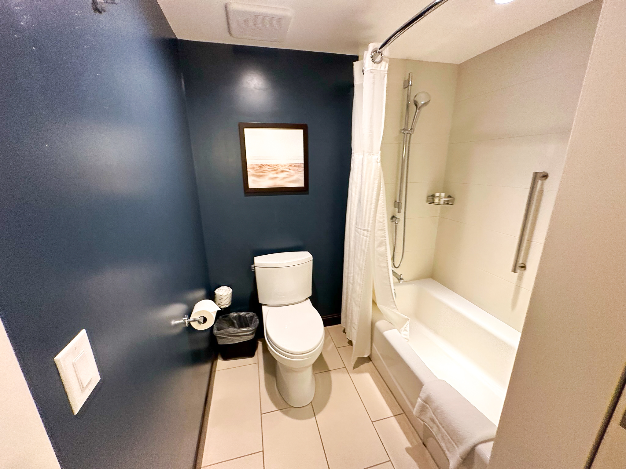 Hilton Garden Inn Waikiki Beach bathroom