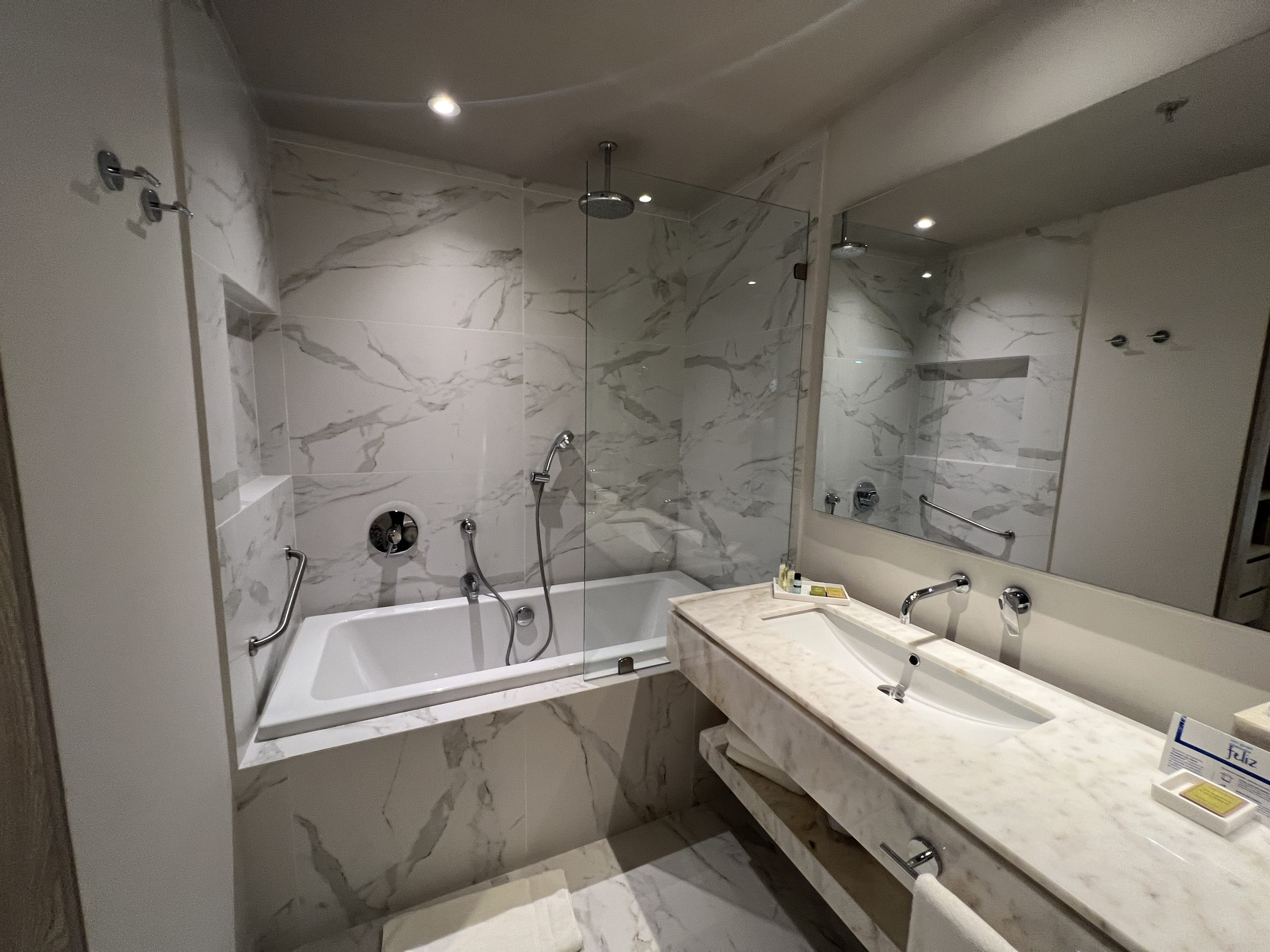 Hilton Santa Marta Junior Suite Bathtub and Sink Hilton Santa Marta Junior Suite Bathtub and Sink