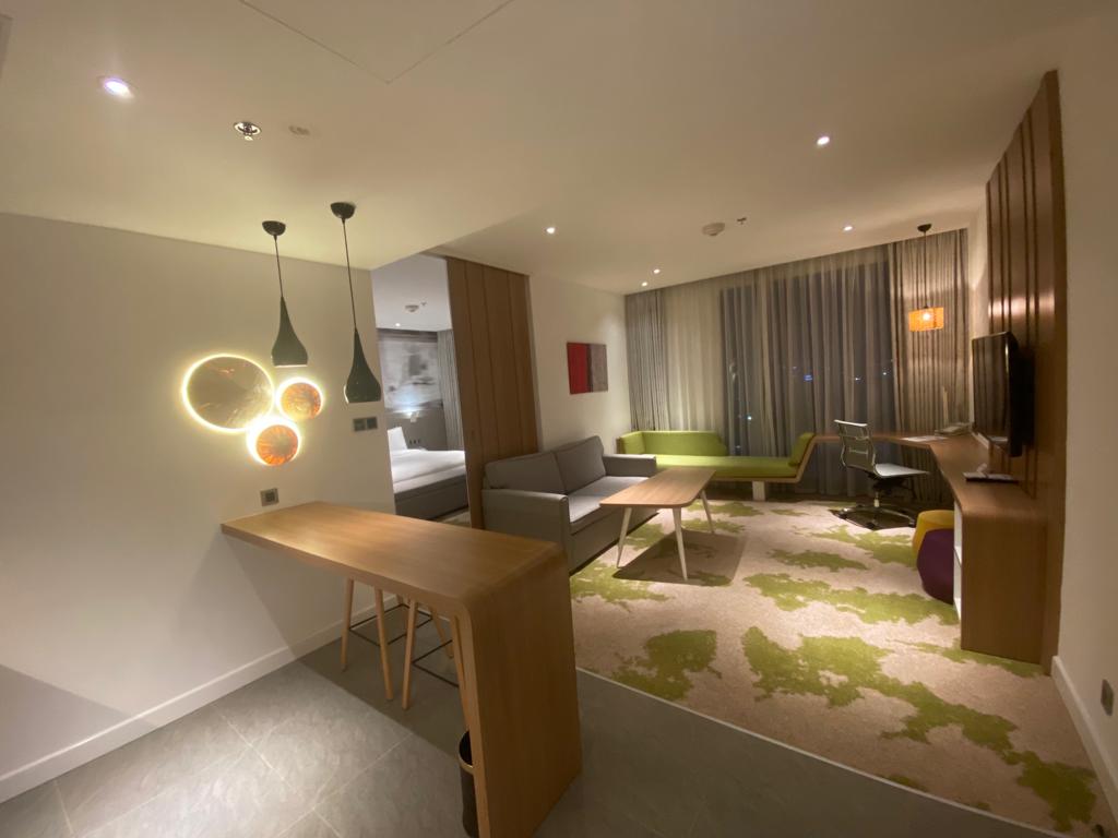 Holiday Inn Suites Saigon Airport living room