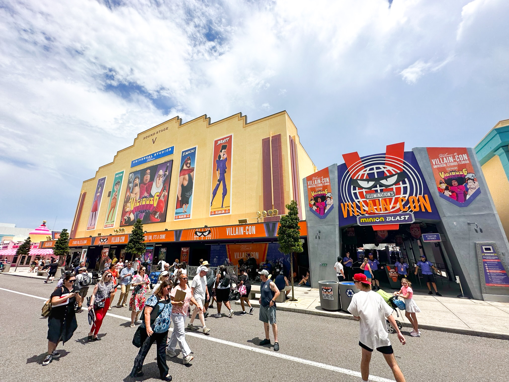 Illuminations Villain Con Minions Blast Universal Orlando outside